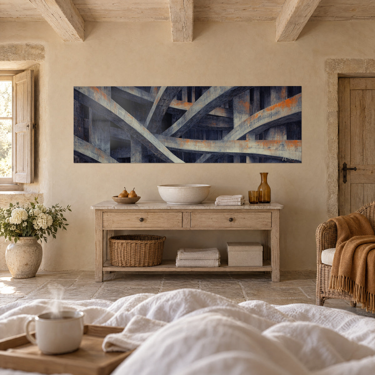 Gemälde mit verflochtener Betonstruktur, Nachtblau und Orangerost, Panorama, über einem Bett in einem hellen Schlafzimmer