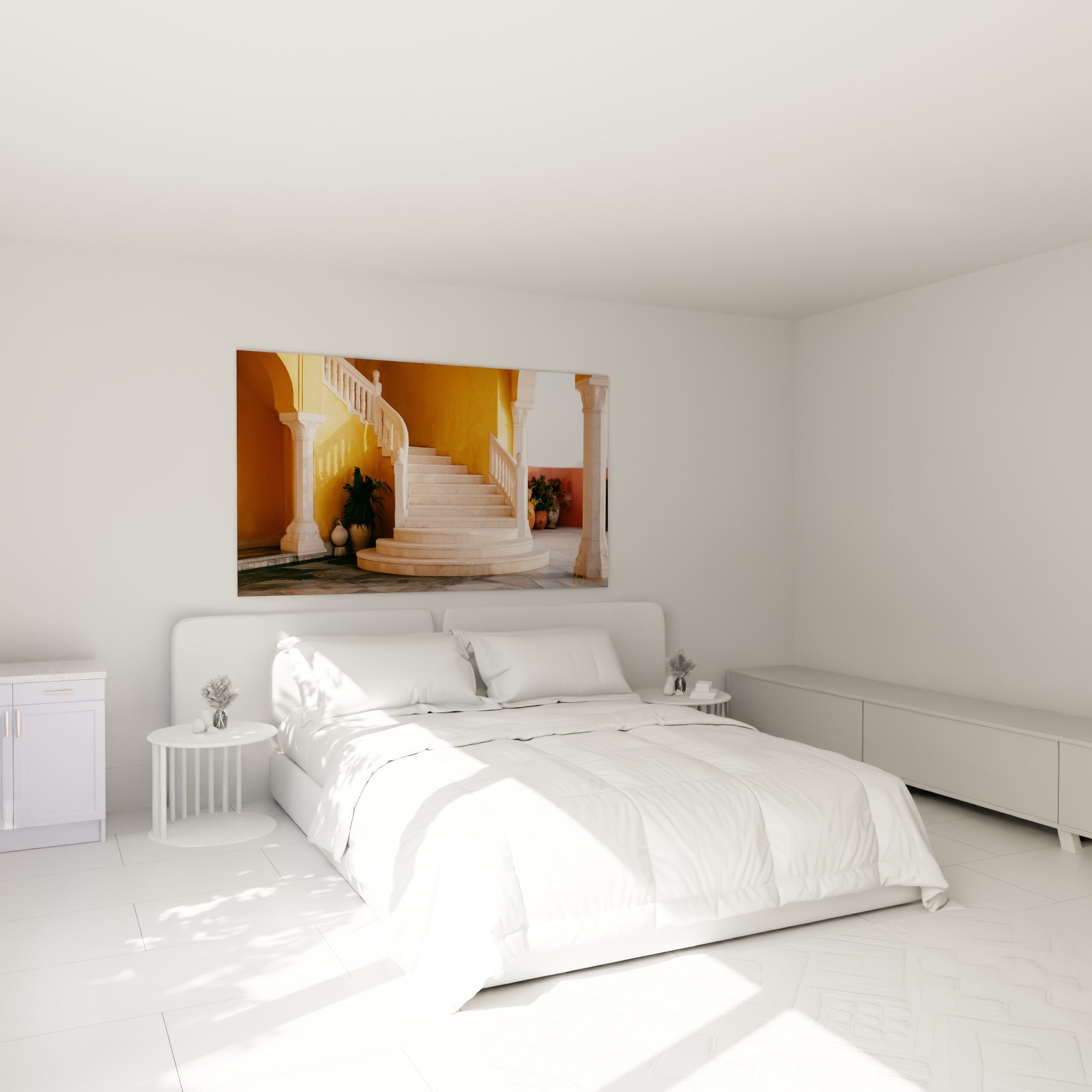 Marches courbes en marbre clair et balustrade blanche accrochées au-dessus d'un lit dans une chambre claire