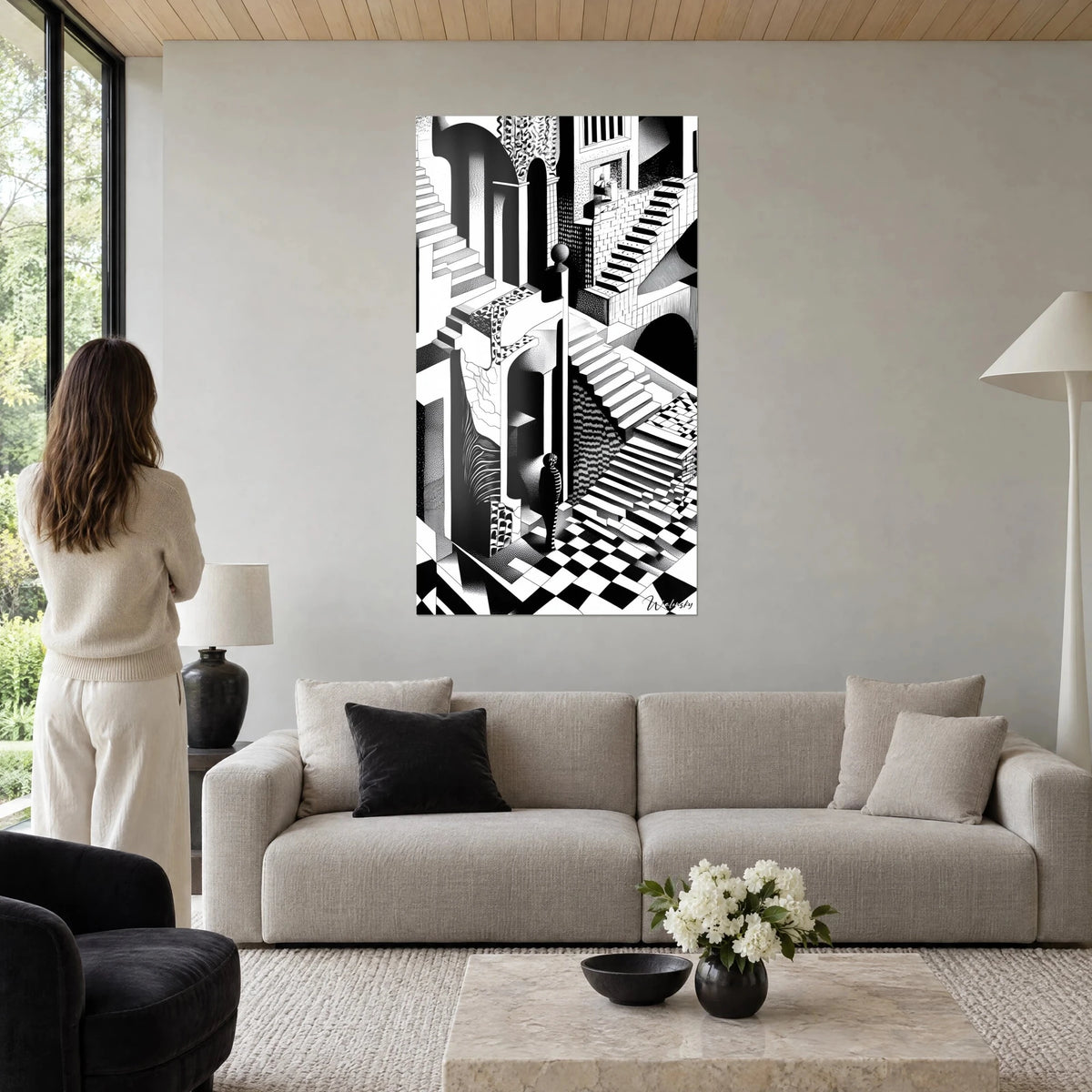 Tableau escaliers impossibles en encre noire et blanc, damier et silhouette rayée, femme de dos au-dessus d'un canapé dans un salon lumineux