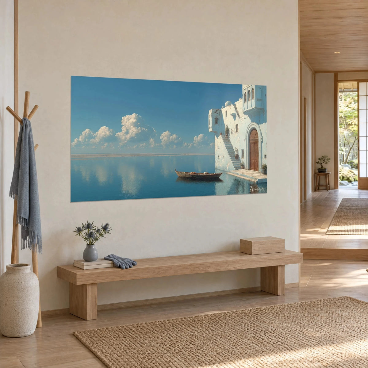 Quadro barca di legno che galleggia davanti a una facciata bianca con la sua scalinata, cielo azzurro e nuvole color crema, vista di tre quarti all'ingresso