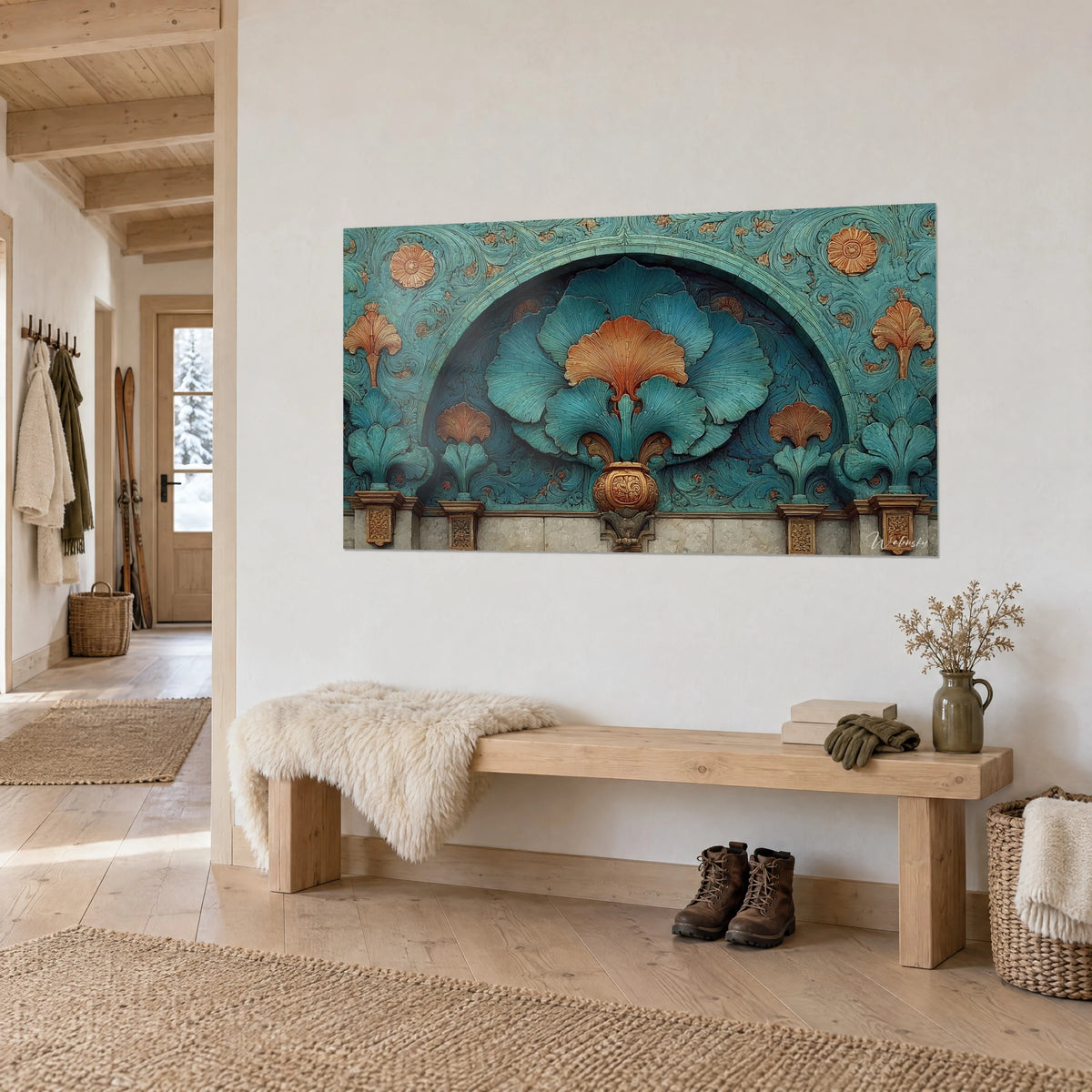 Cuadro friso arquitectónico en turquesa y cobre, arco en relieve y volutas talladas, sobre un banco de madera de una cabaña
