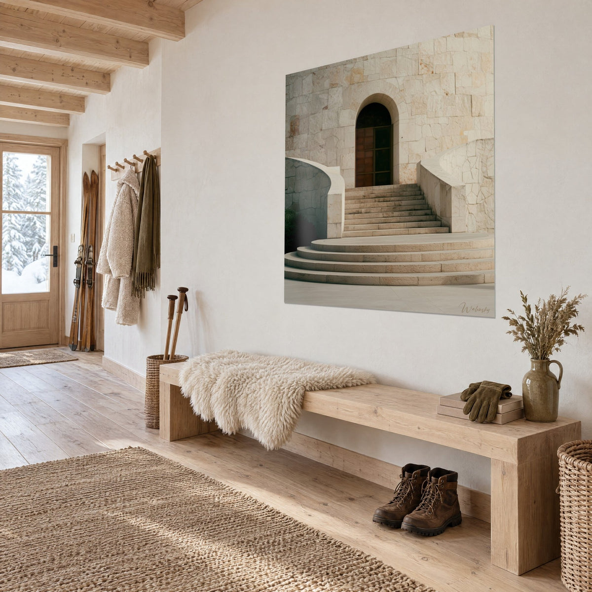 Tableau portail en arc de calcaire crème, rampes courbes et degrés sable, accroché au-dessus d'un banc en bois dans une entrée chalet