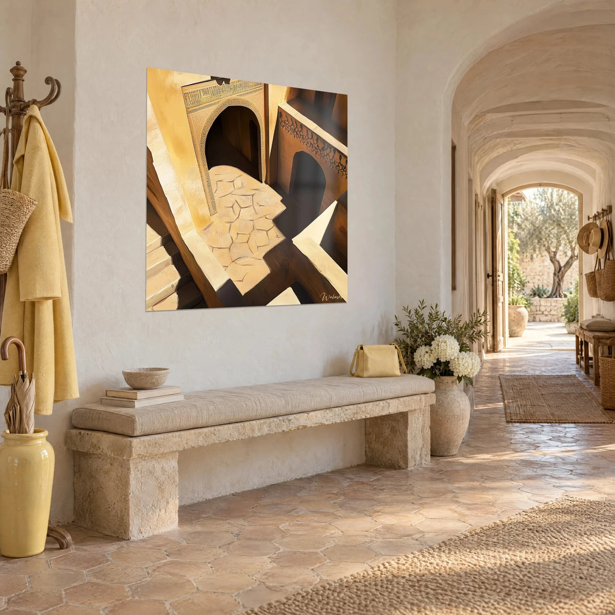 Tableau patio vu en plongée, deux arcades sombres, pavage craquelé jaune paille, murs miel et ombres chocolat, couloir voûté