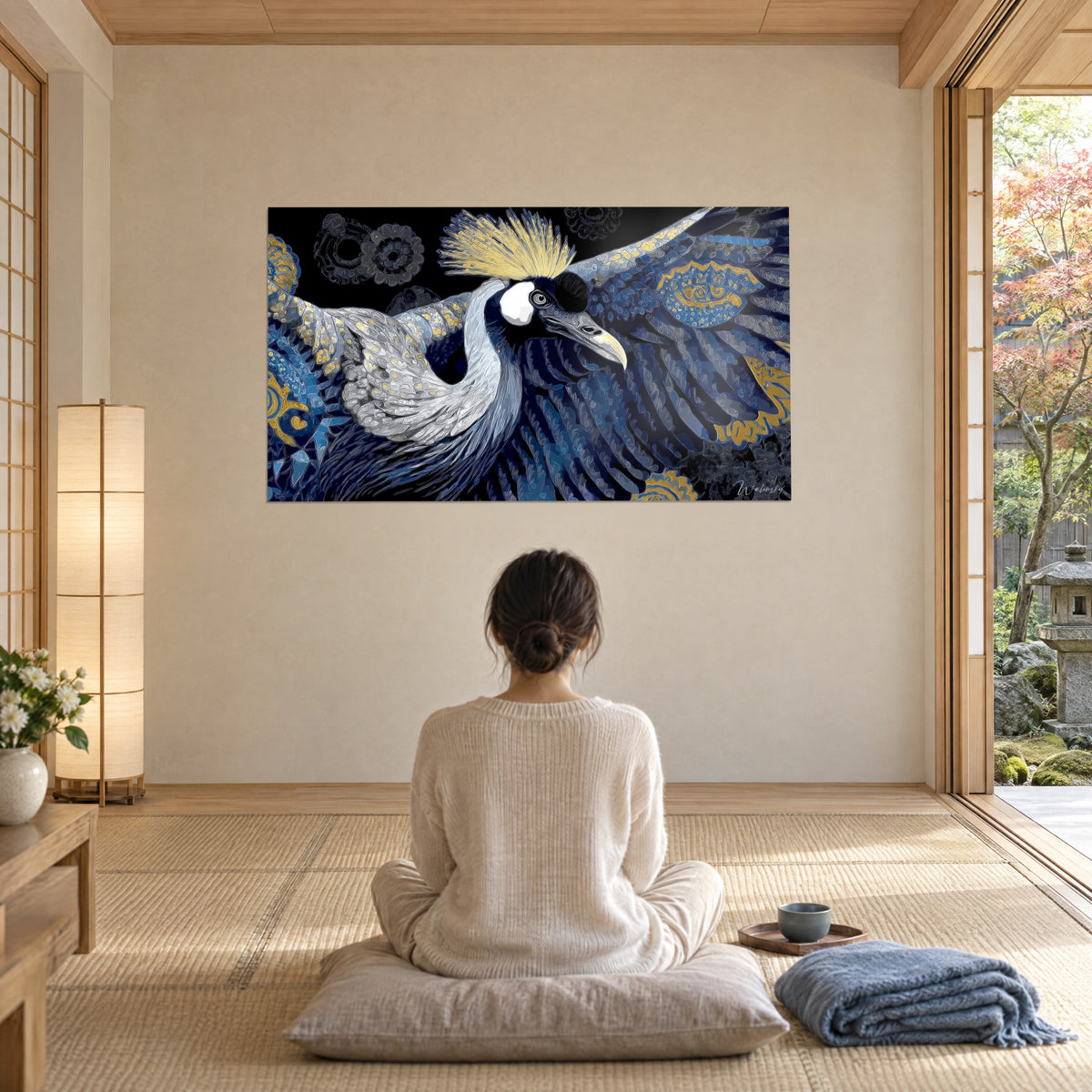 Schilderij koninklijke vlucht van een vogel met gouden kuif, middernachtblauw en zilver verenkleed, tegenover een vrouw die van achteren op een grijs kussen zit