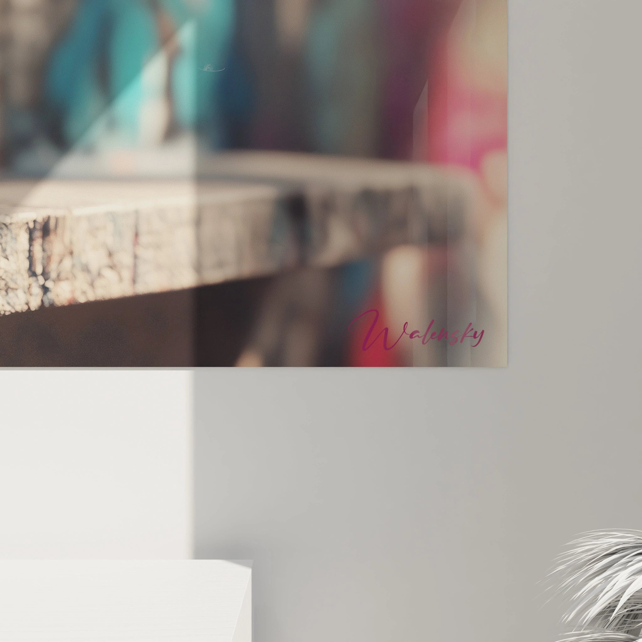 Tableau street art représentant une série de bombes aérosol aux teintes contrastées - foncée, rose vif, métallique et orange - alignées horizontalement sur une surface de béton, avec un flou artistique à l'arrière-plan qui évoque un mur de graffiti urbain.