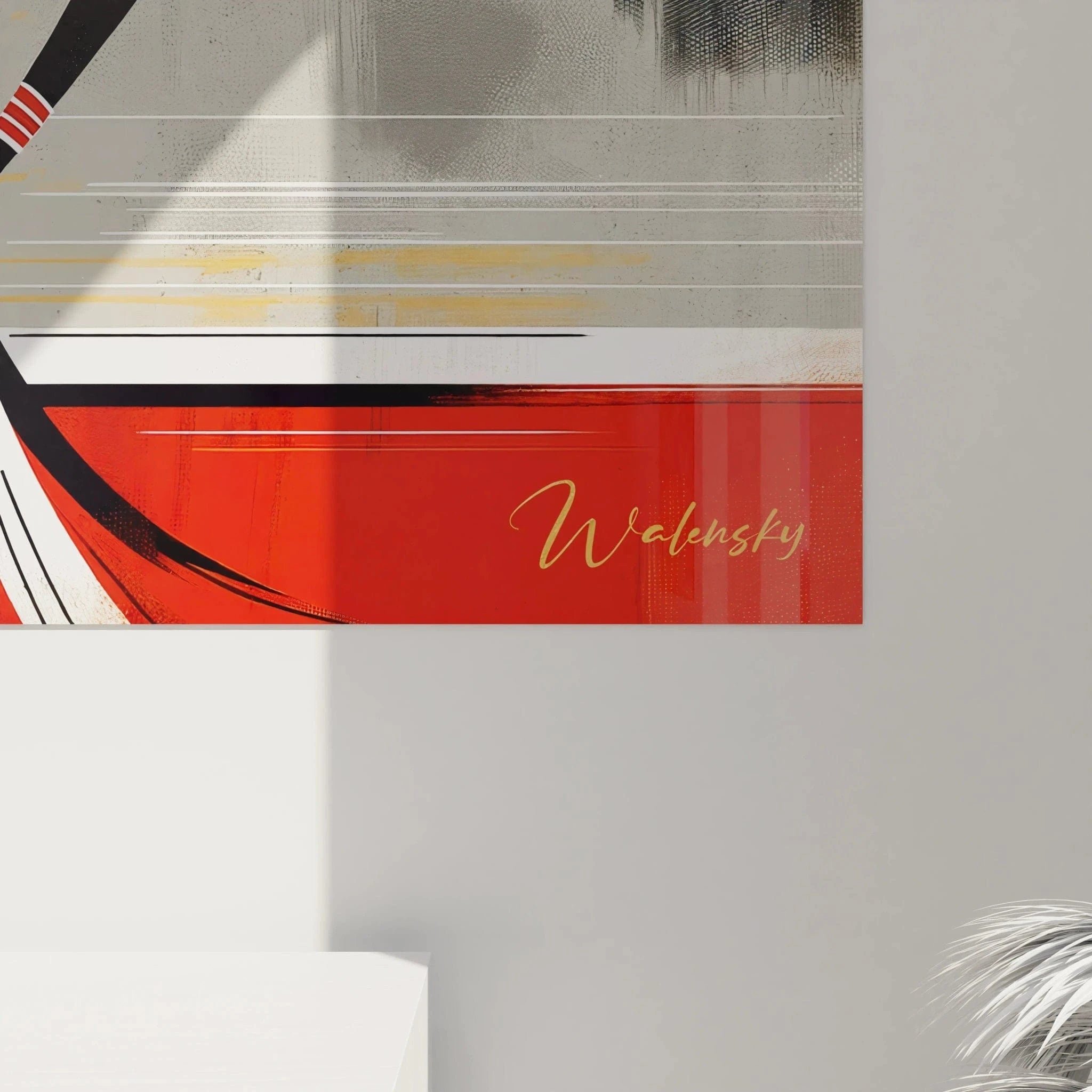 Vue de près, ce tableau africain dévoile des détails saisissants : les formes géométriques fusionnent avec des touches dorées, tandis que la silhouette de la femme incarne l’élégance intemporelle.