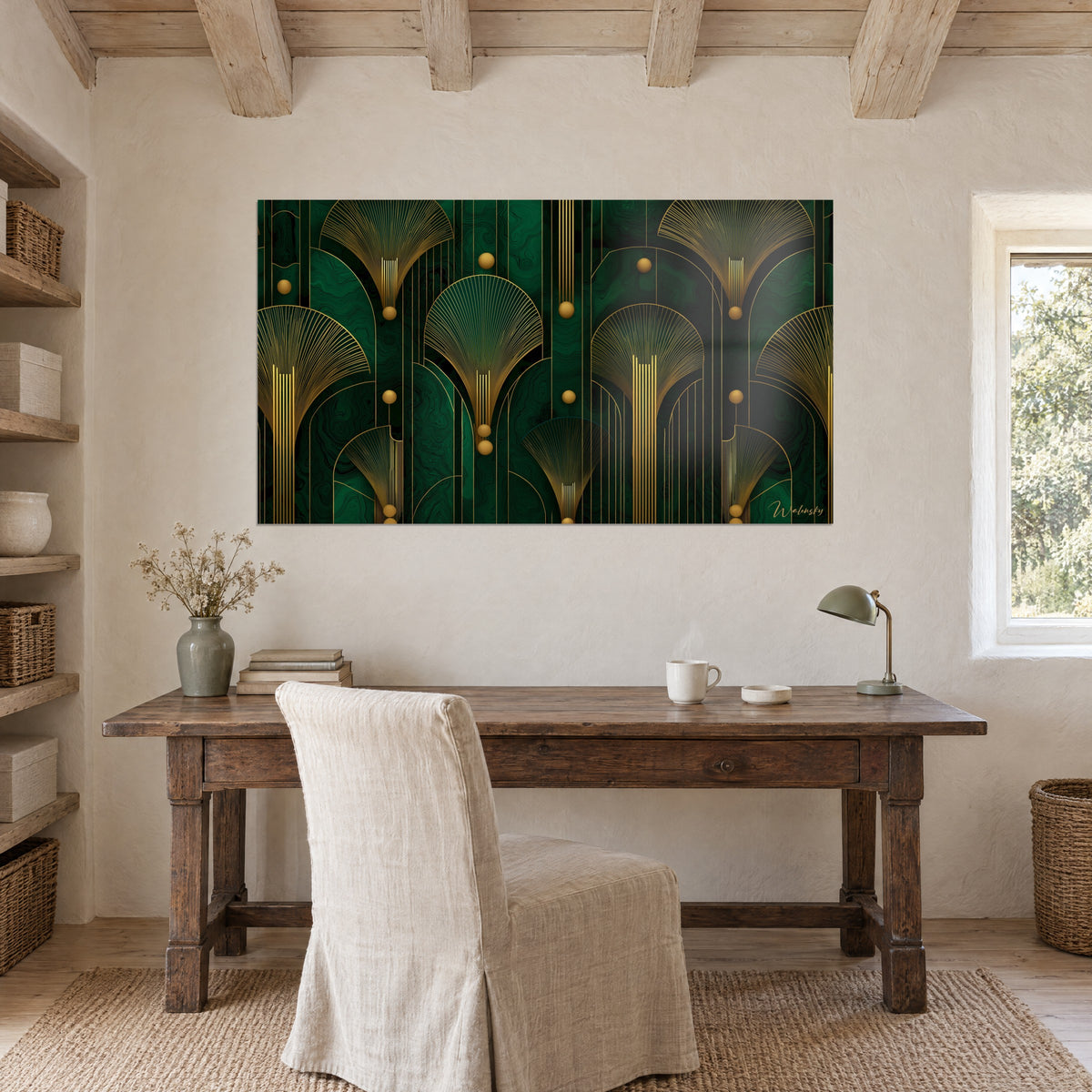Cuadro con abanicos Art Déco cincelados en oro sobre fondo verde botella, encima de un escritorio de madera en bruto con lámpara de latón y flores secas