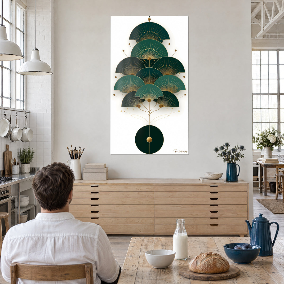 Quadro con composizioni di archi verdi e raggi dorati su fondo bianco, uomo di spalle, credenza in legno chiaro e pane, loft