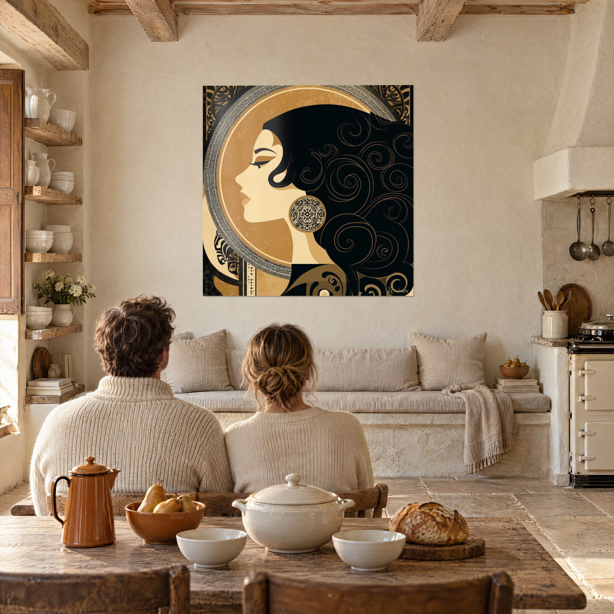 Quadro musa orientale di profilo, anello di motivi geometrici neri e crema, riccioli dorati, sala da pranzo con pareti in pietra