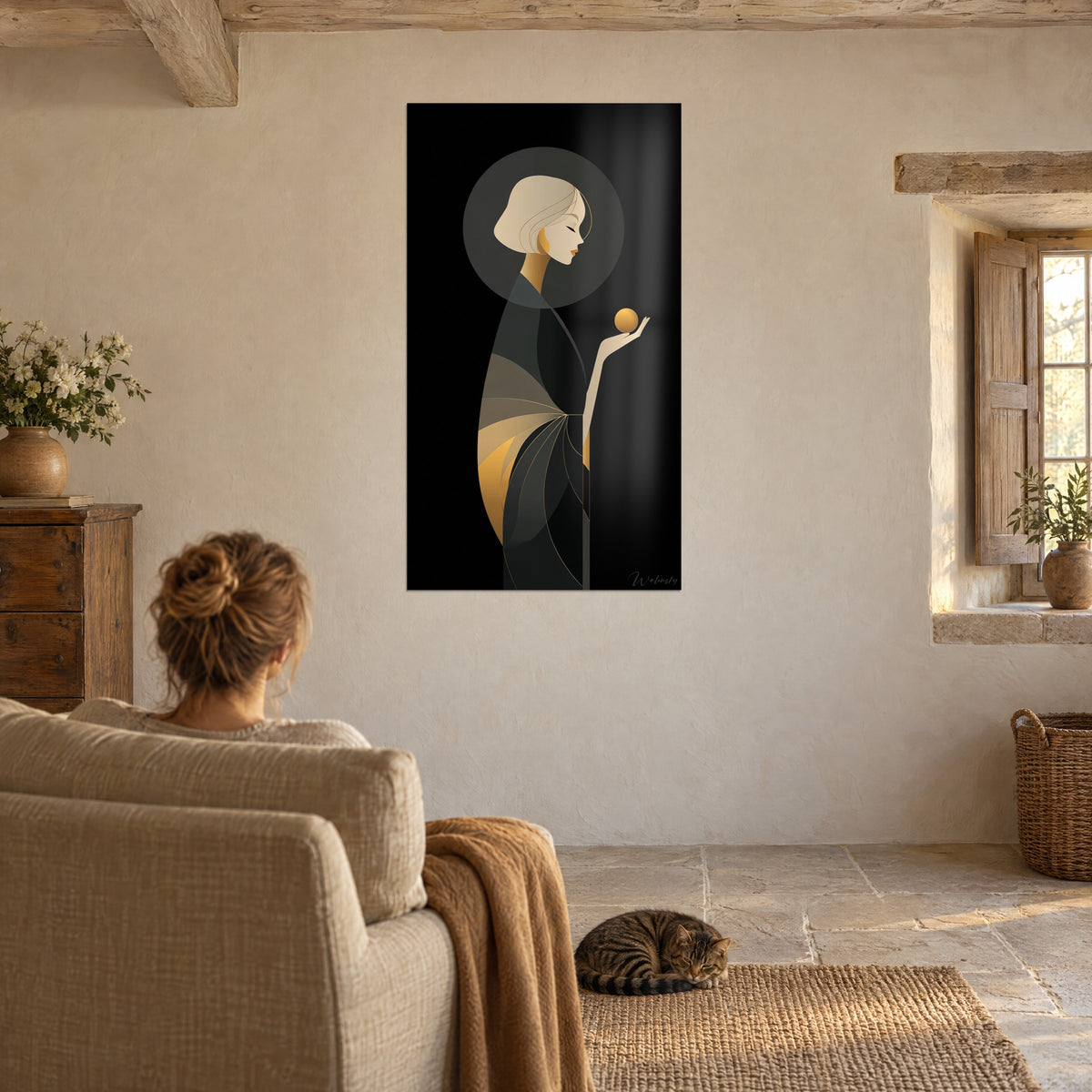 Schilderij strak profielportret, bleekblonde bob, zwarte en amberkleurige outfit, gezien vanuit een beige fauteuil met een tijgerkat