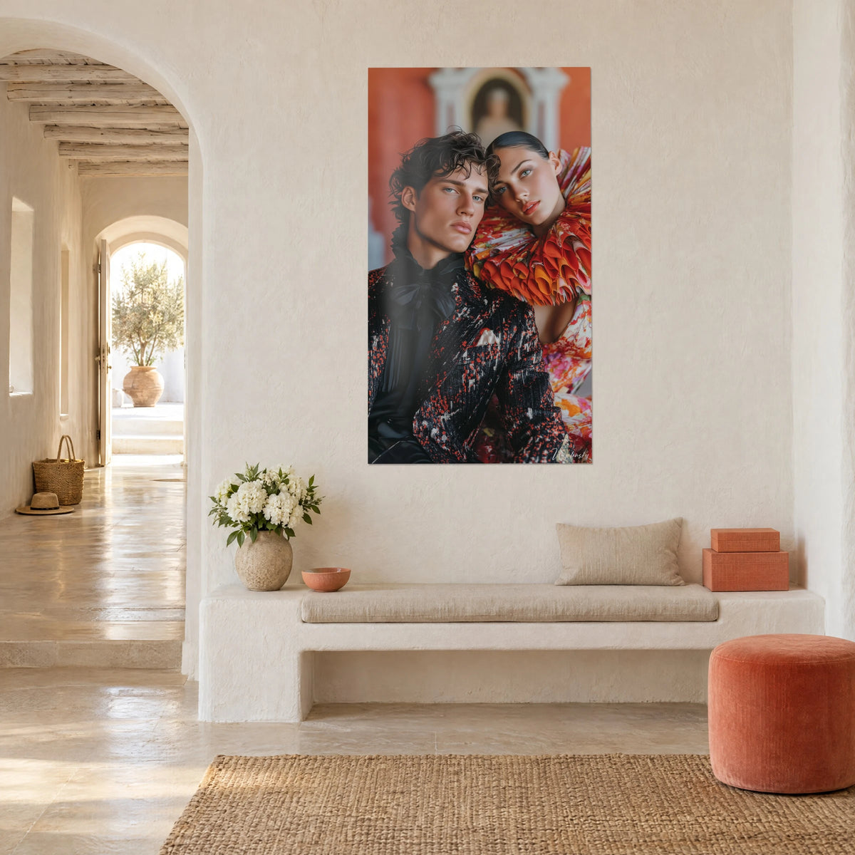 Schilderij duo van modellen met een helder blik, geplooide zwarte strik en koraalkleurige ruches op een bakstenen achtergrond, witte muur van een Mediterraans huis
