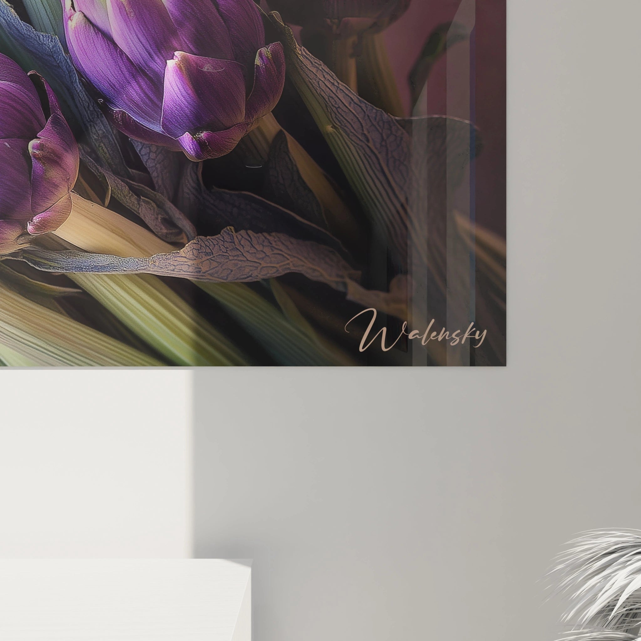 Tableau artichaut montrant des inflorescences violettes aux contours précis, tiges vert léger, et un fond beige texturé accentuant la superposition des feuilles.