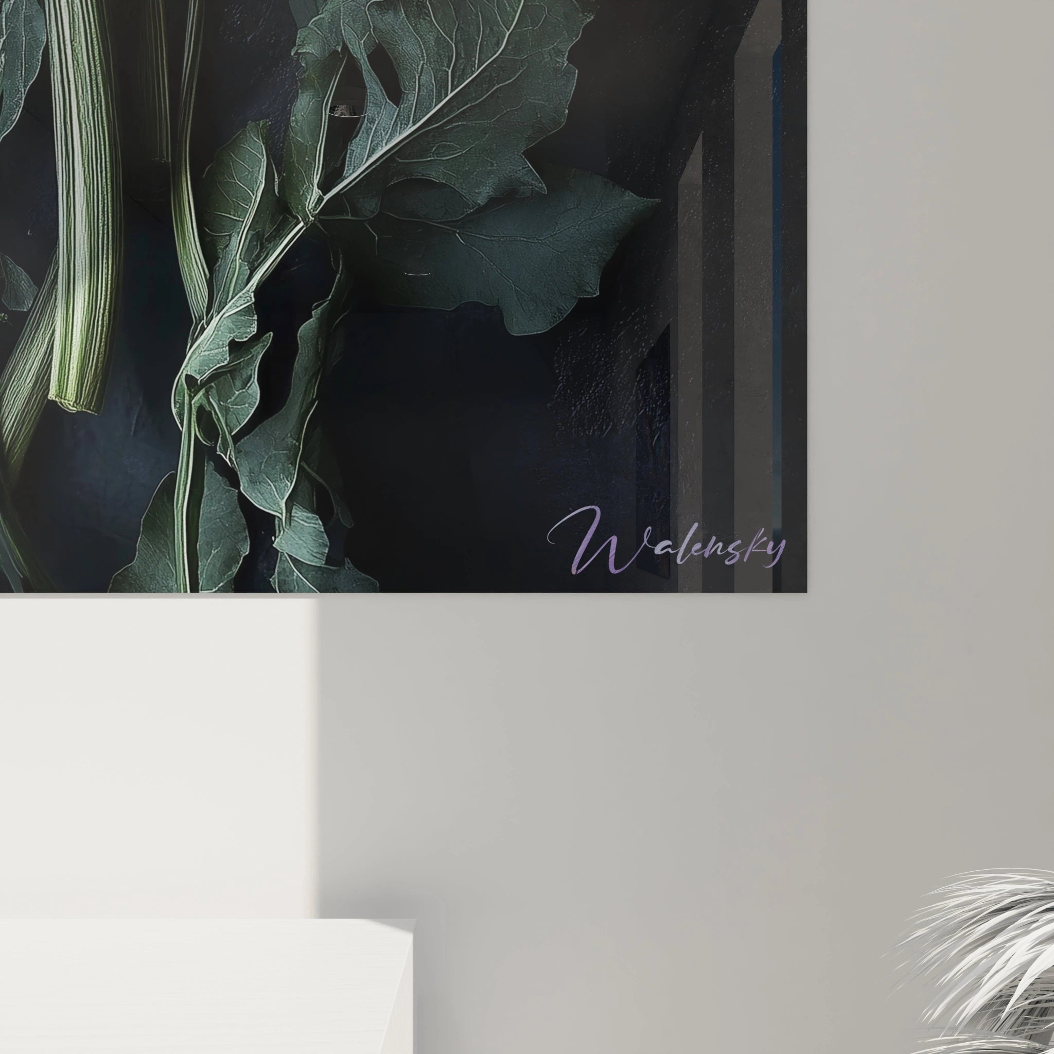 Un tableau artichaut affichant quatre artichauts violets au cœur serré, feuilles vertes étalées, sur un fond noir texturé, exposant des contours précis et des nuances profondes.