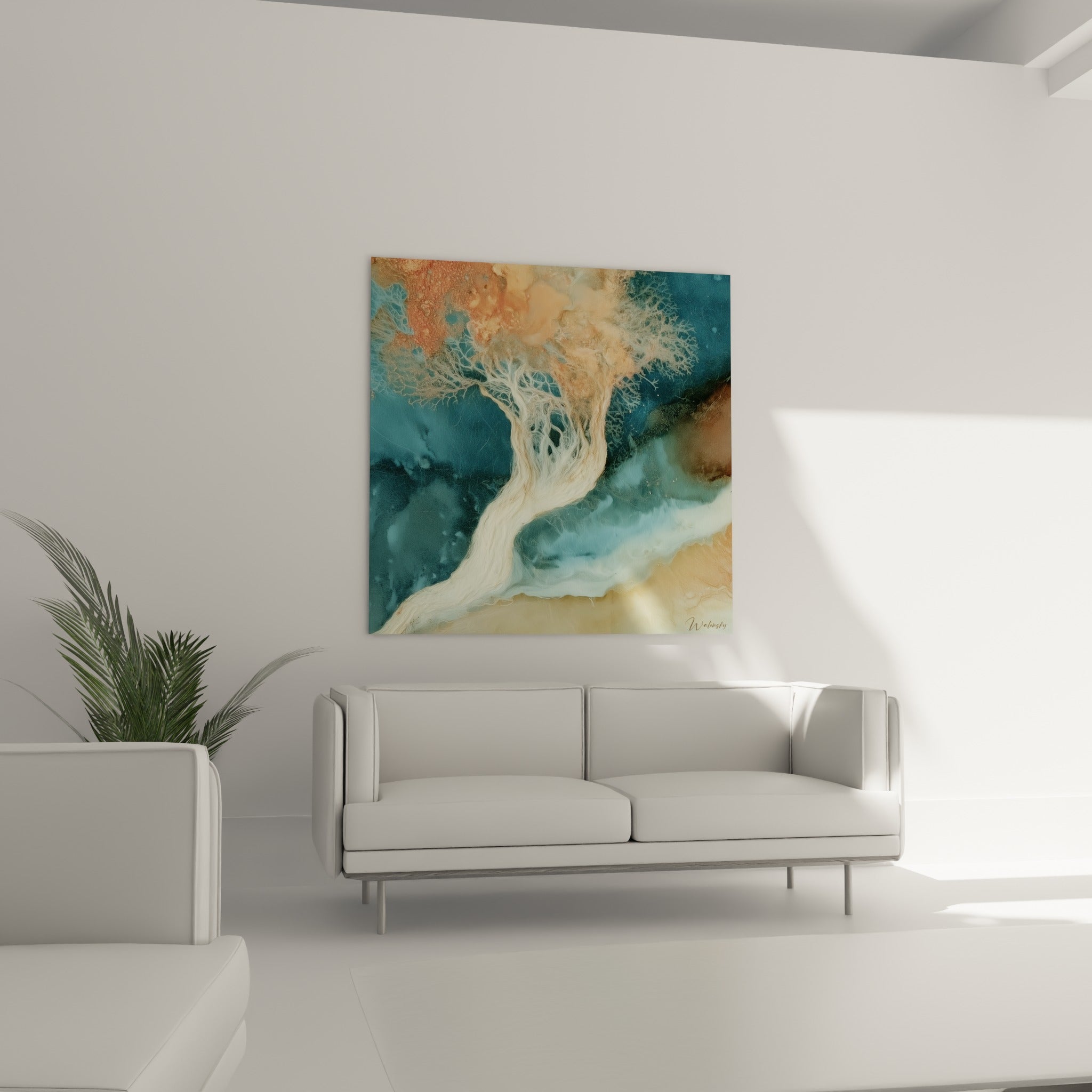 Silhouette d'arbre ocre et bleu marine aux branches fluides, au-dessus d'un canapé dans un salon lumineux