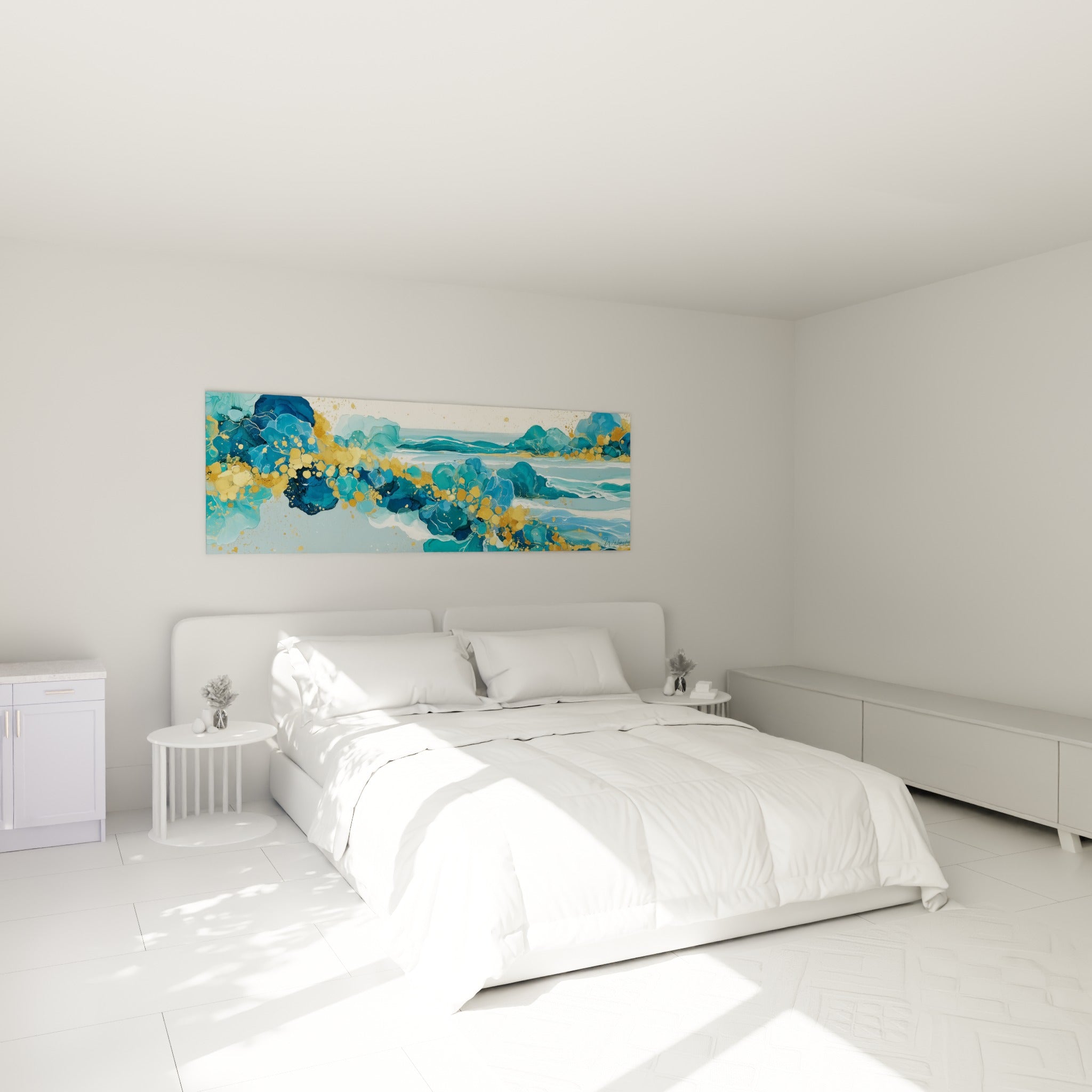 Composition marine bleu turquoise et dorée au-dessus d'un lit dans une chambre claire