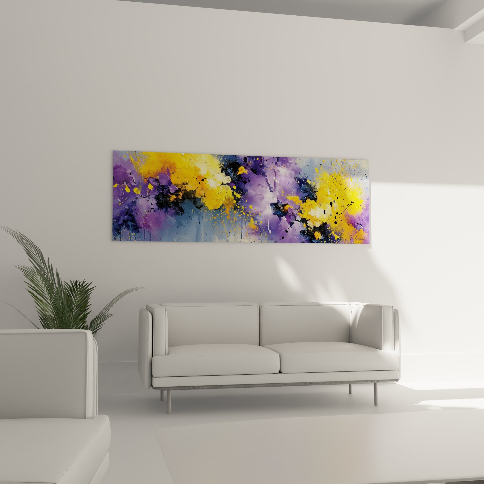 Composition abstraite dorée et violette aux éclats noirs, accrochée au-dessus d'un canapé dans un salon lumineux