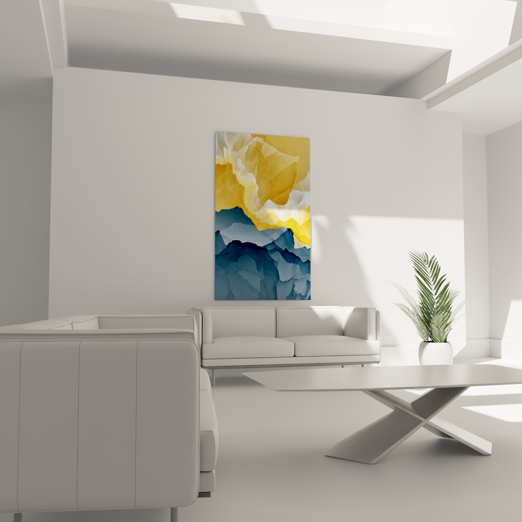 Reliefs texturés jaune miel et bleu nuit d'un tableau abstrait au-dessus d'un canapé dans un salon lumineux