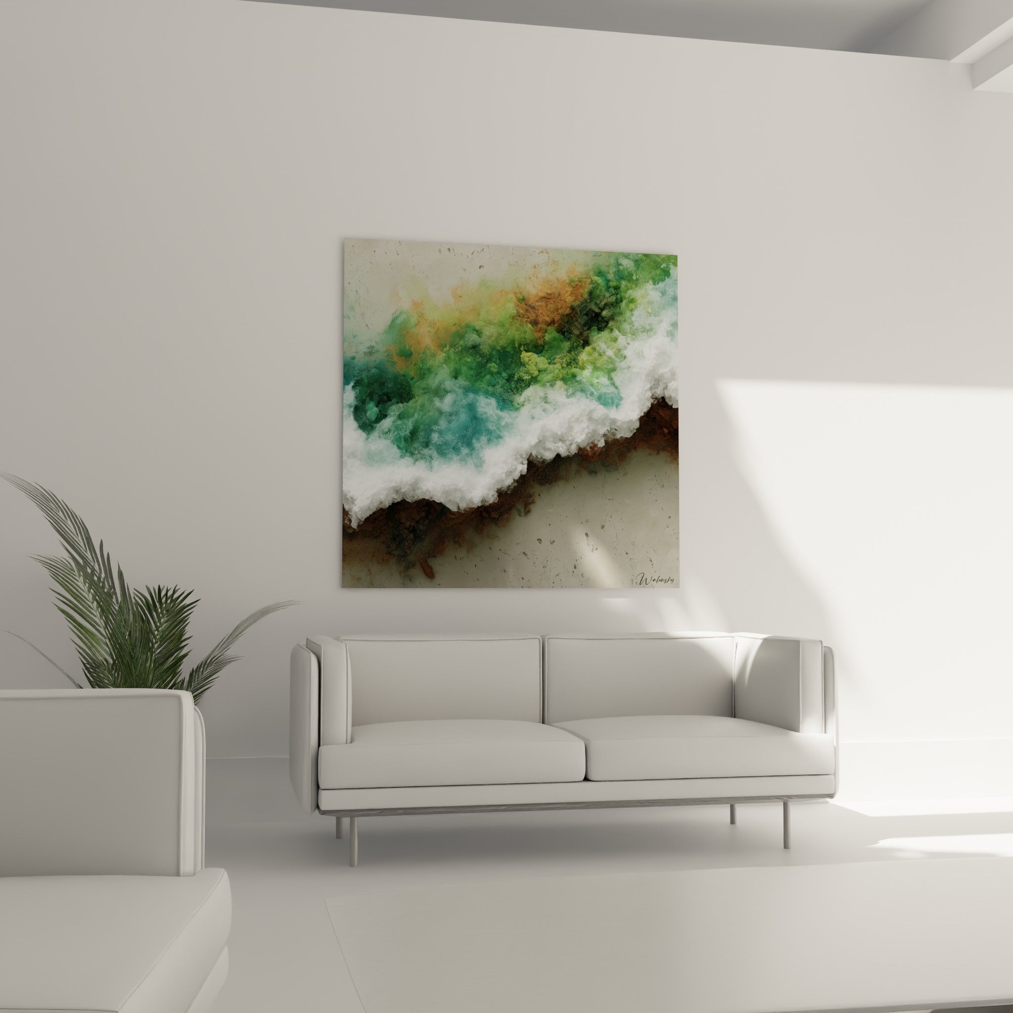 Œuvre abstraite ocre et vert profond avec écume texturée, au-dessus d'un canapé dans un salon lumineux