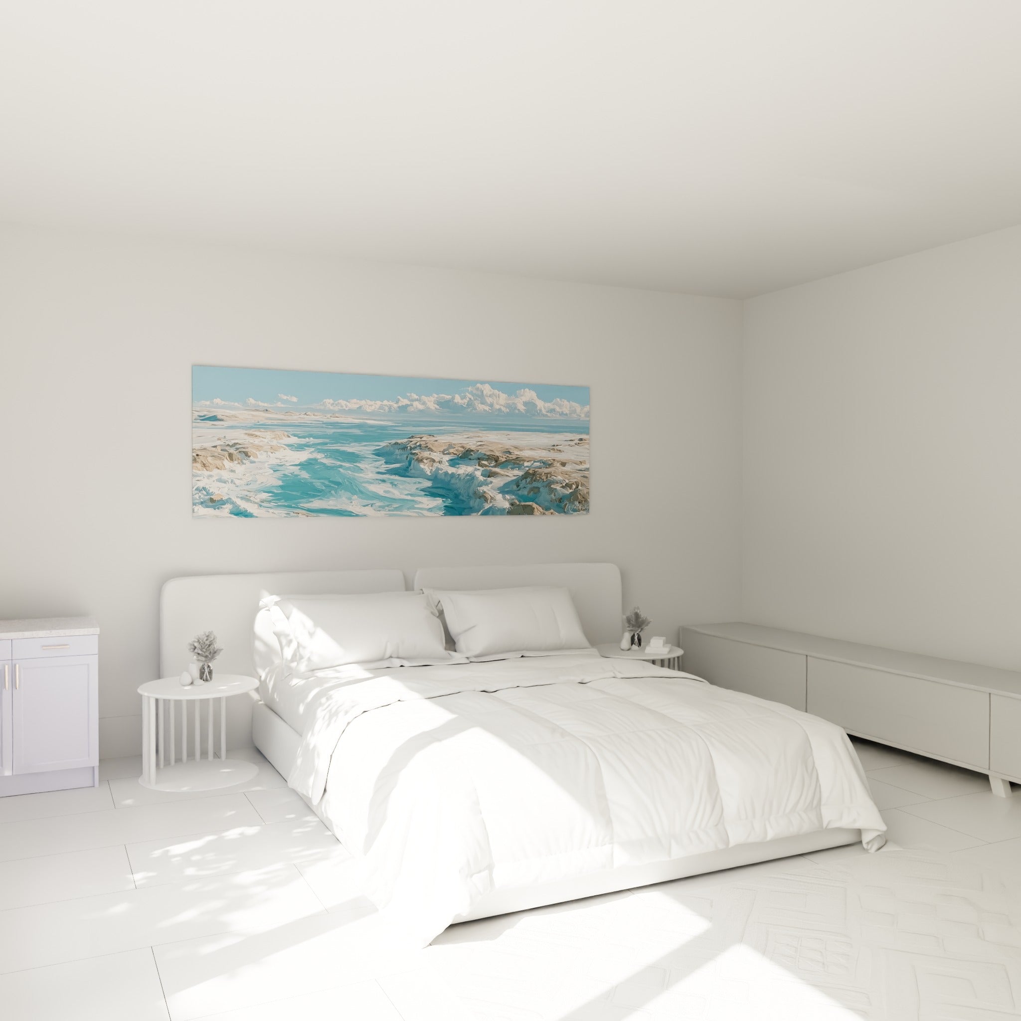 Paysage côtier turquoise et sable peint en larges touches, accroché au-dessus d'un lit dans une chambre claire