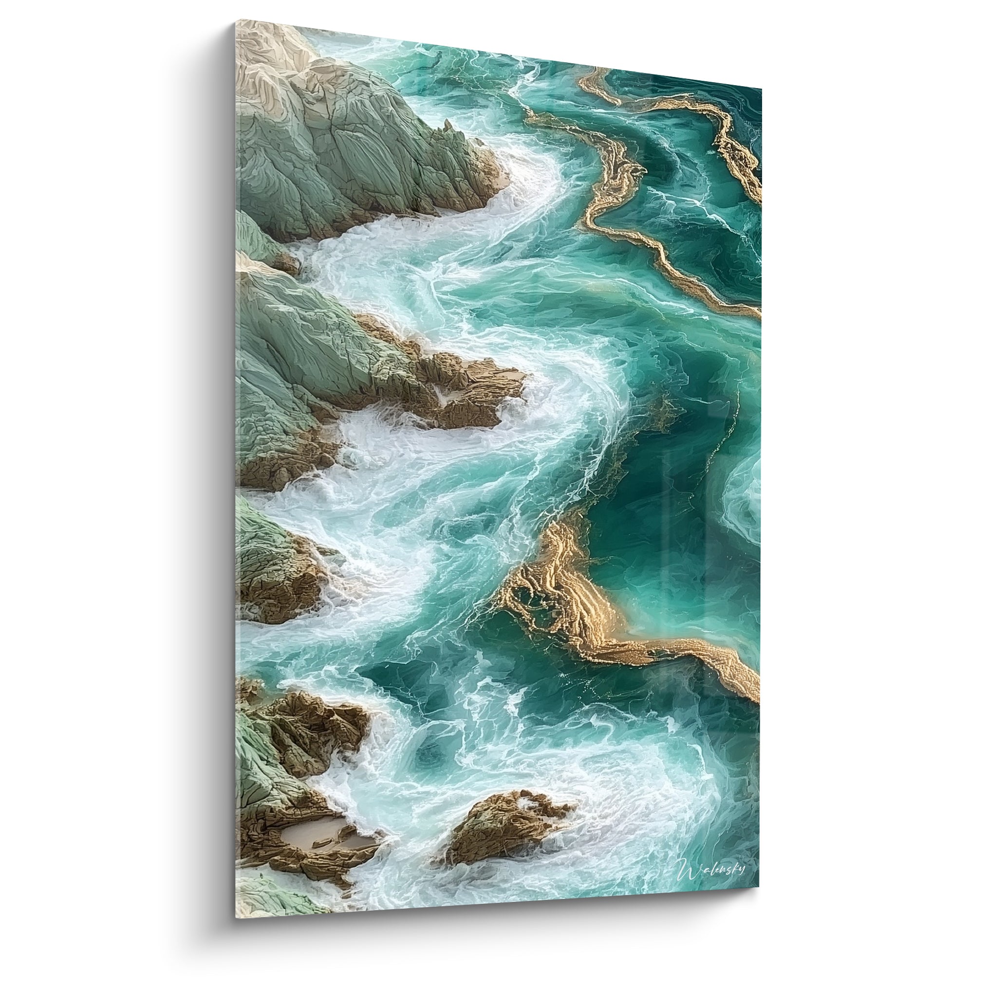 Côte rocheuse vue du ciel, eaux turquoise et veines dorées, écume blanche sculptée
