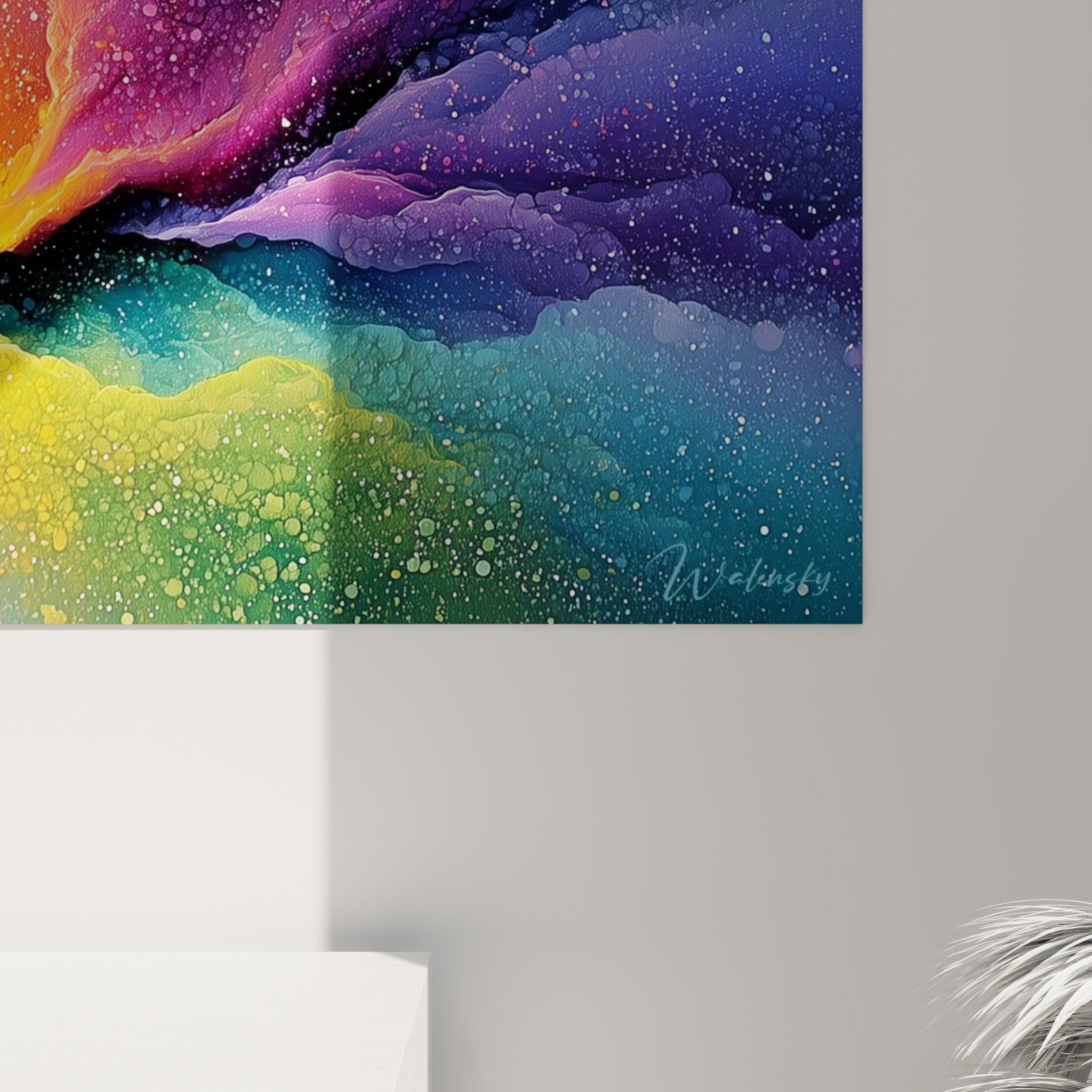 Coulures d'encre dorée et turquoise se mêlant au violet profond sur ce tableau artistique abstrait accroché au mur