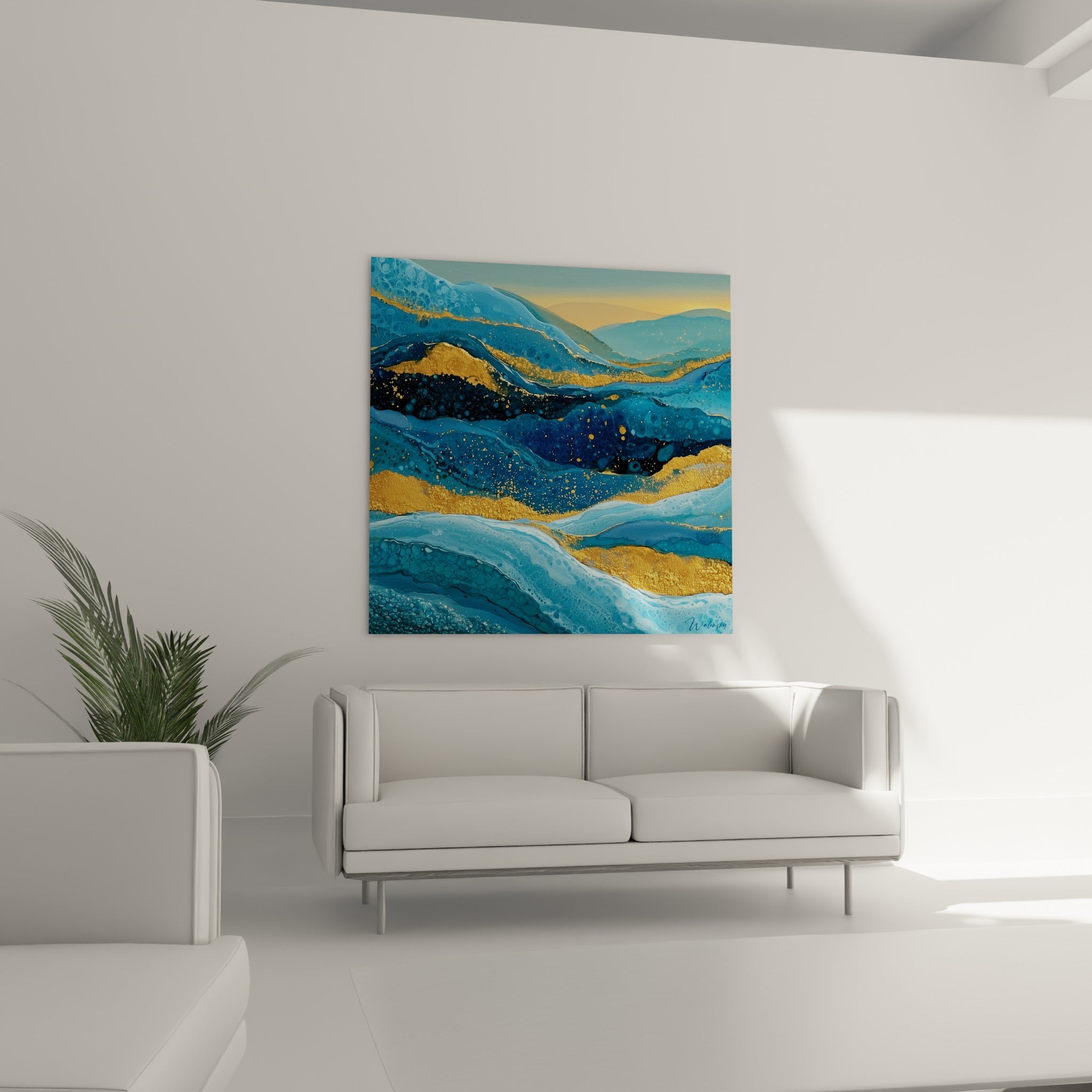 Courbes marbrées bleu nuit et ocre doré au-dessus d'un canapé dans un salon lumineux