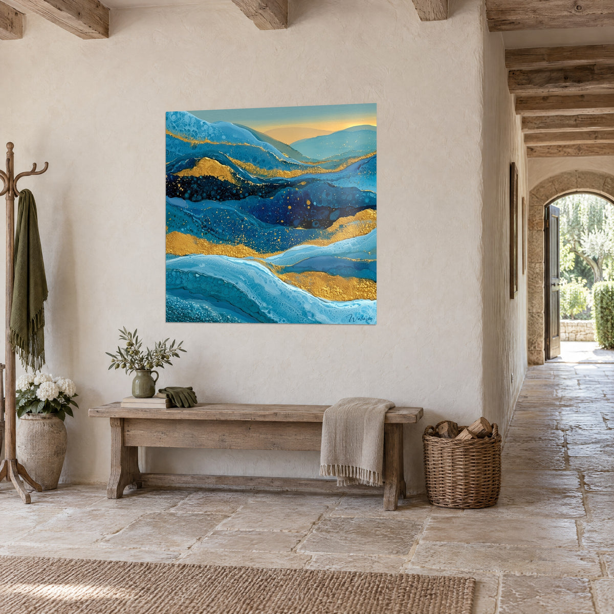 Tableau rivage céleste aux ondulations azur et poudre d'or, ciel jaune pâle, vue de trois-quarts dans un couloir en pierre