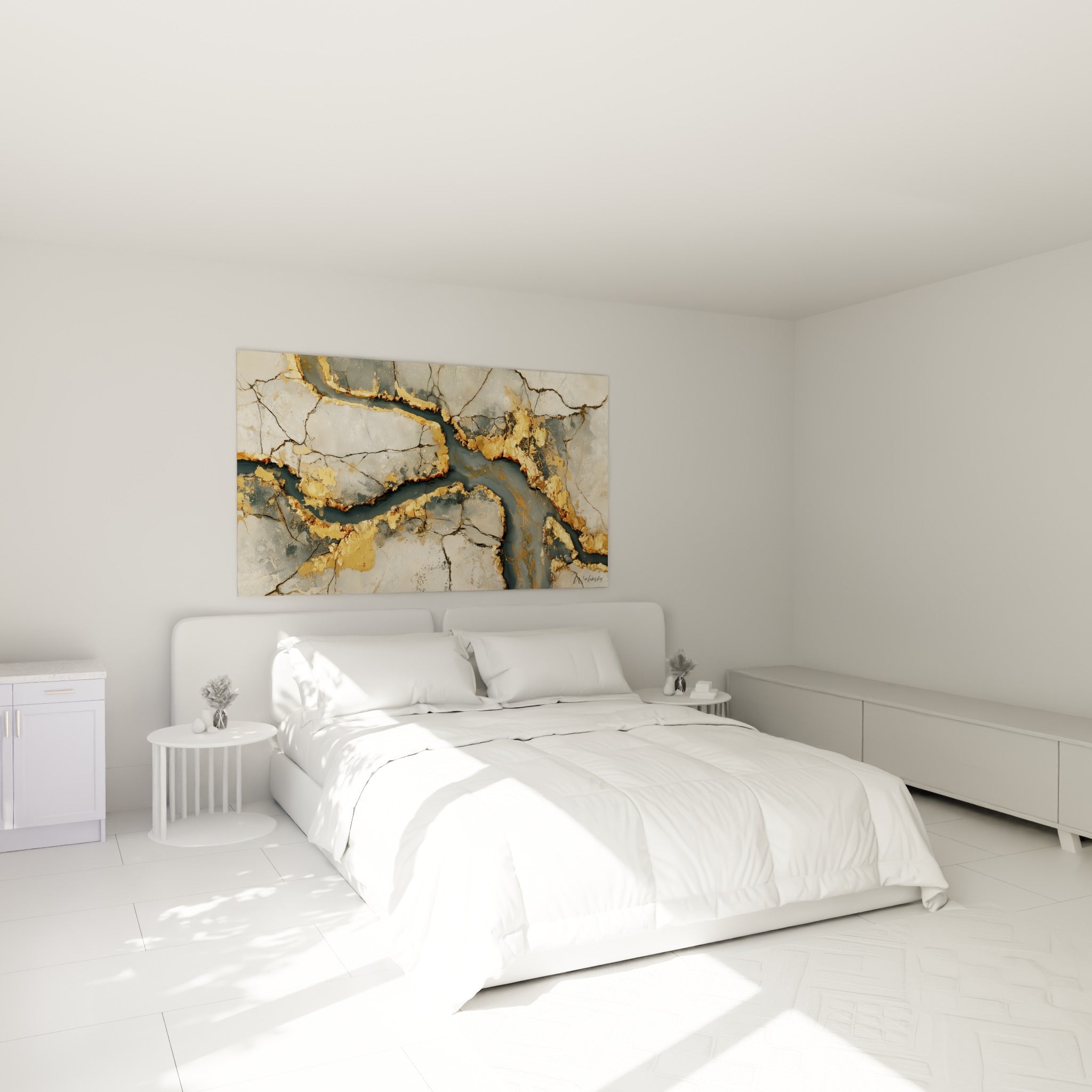 Craquelures ivoire et dorées de ce tableau artistique abstrait au-dessus d'un lit dans une chambre claire
