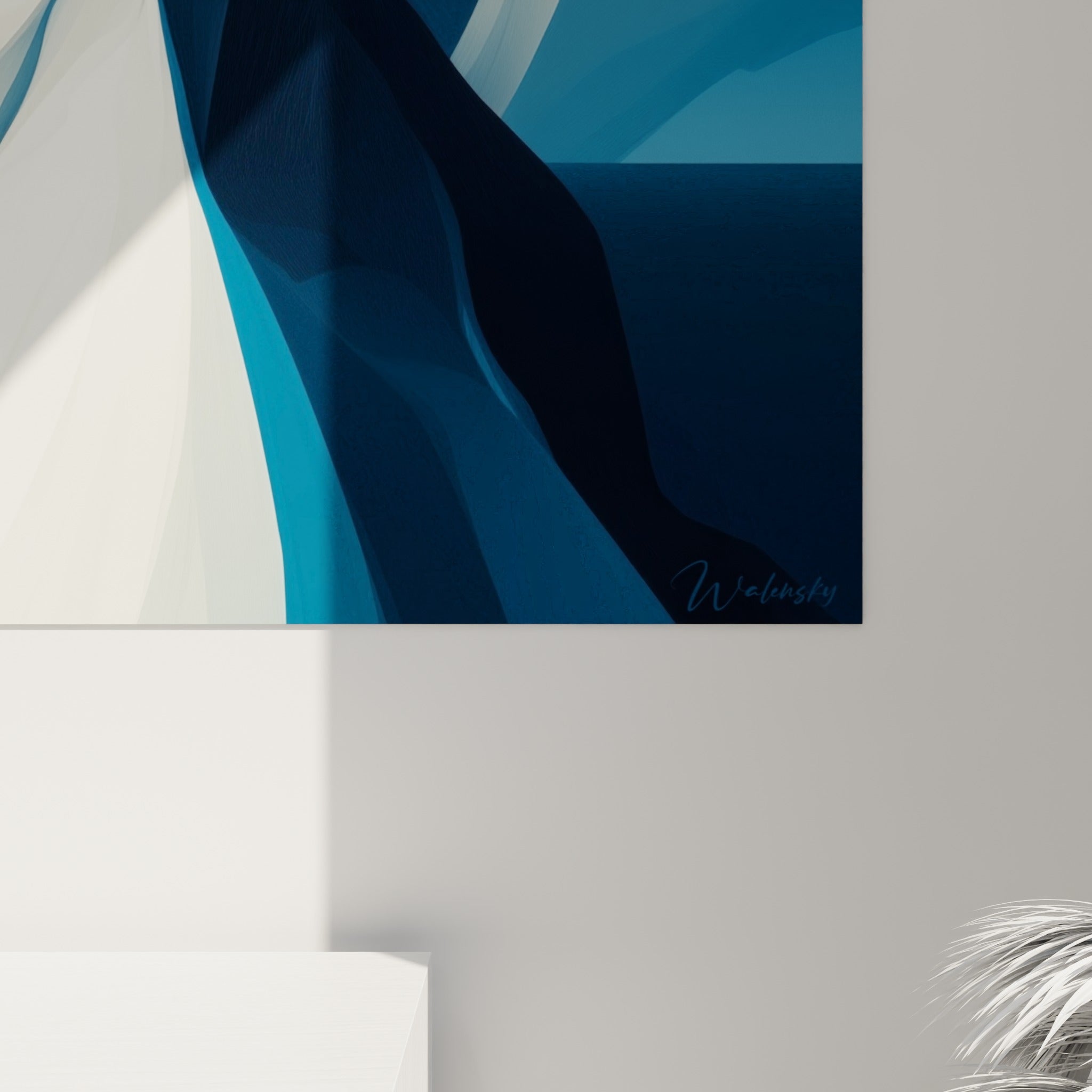 Empâtements et dégradés bleu nuit vers ivoire visibles de près sur ce tableau artistique abstrait accroché