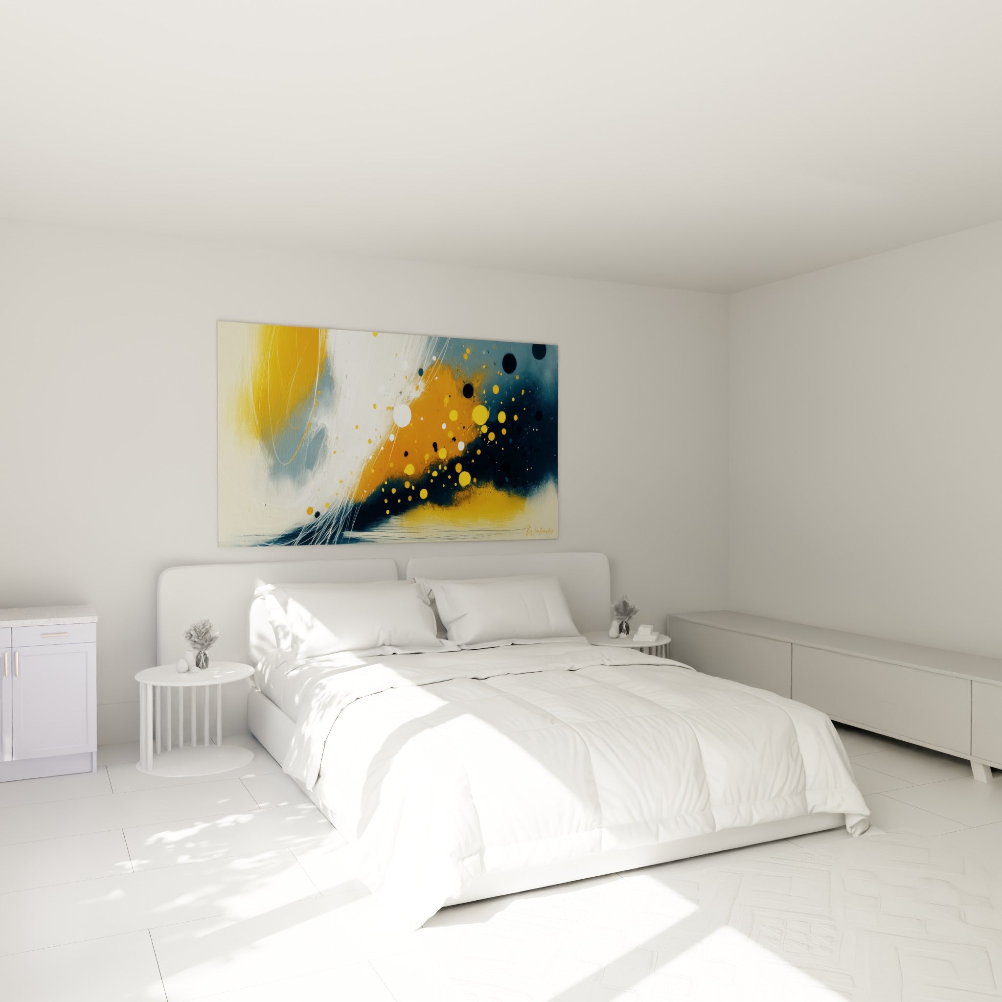 Éclats ocre et bleu marine d'une composition abstraite, accrochés au-dessus d'un lit dans une chambre claire