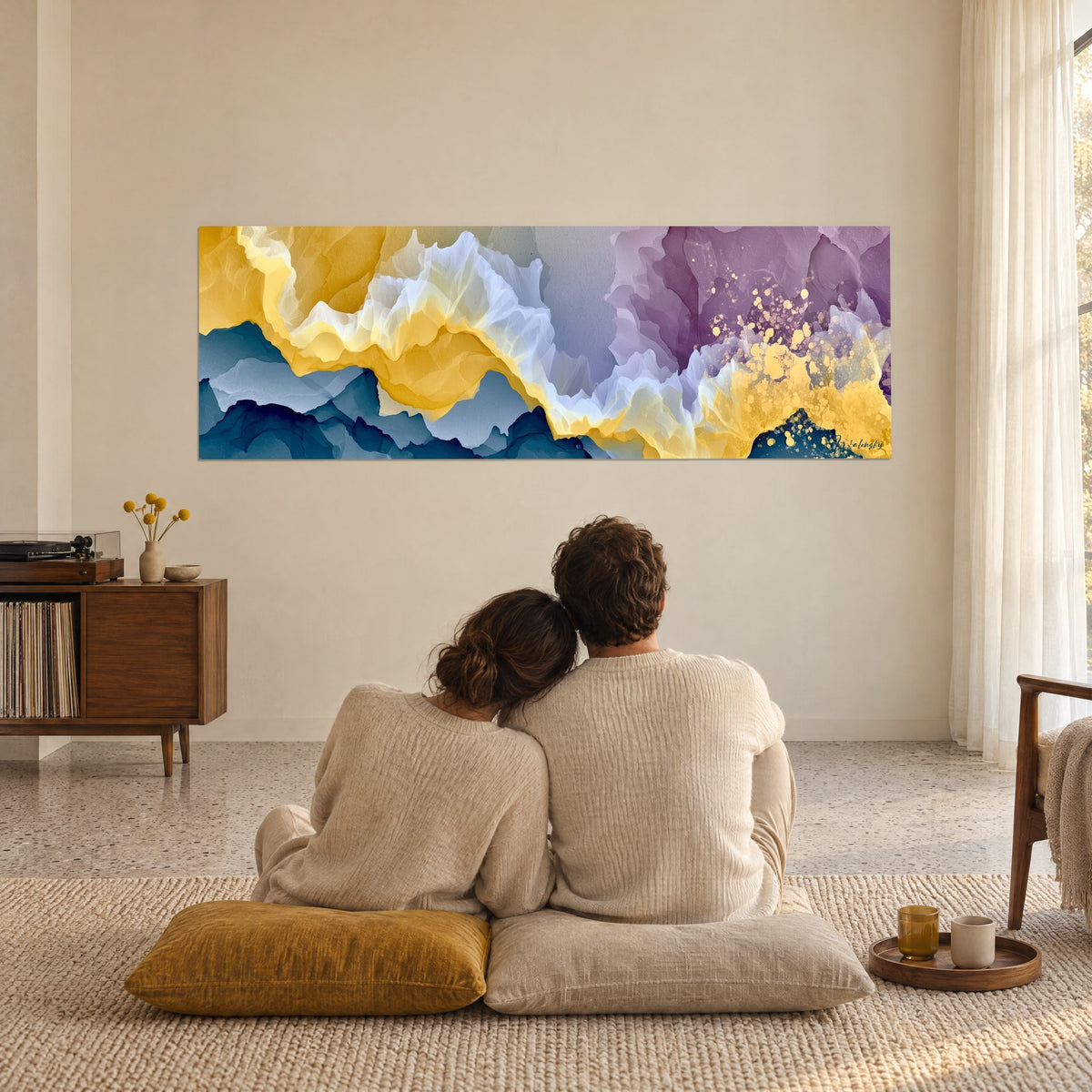 Schilderij golvende gouden toppen in marineblauw en améthyst, fonkelende goudspatten, koppel van achteren zittend op mosterdkussens