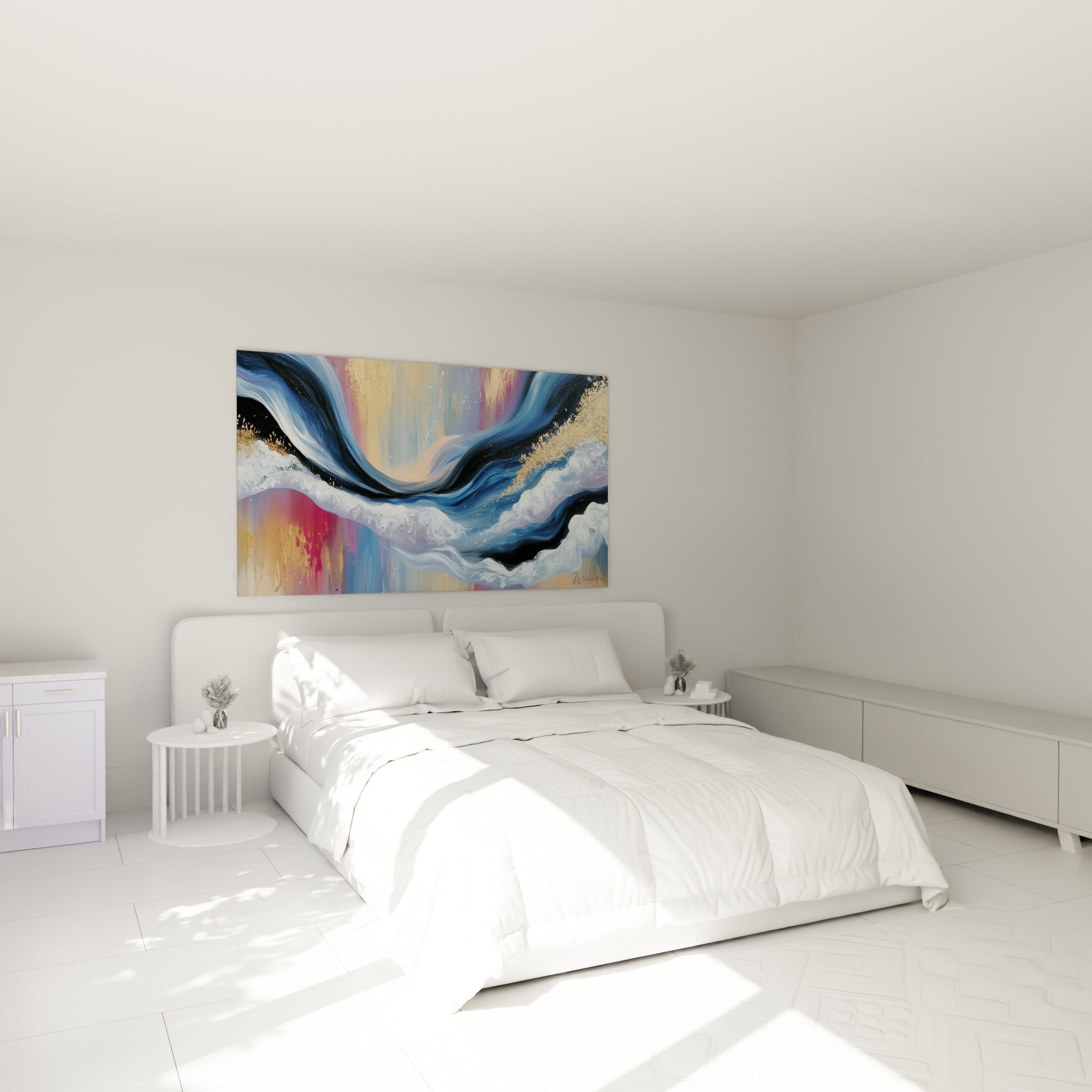 Déferlante bleu marine et écume dorée accrochée au-dessus d'un lit dans une chambre claire
