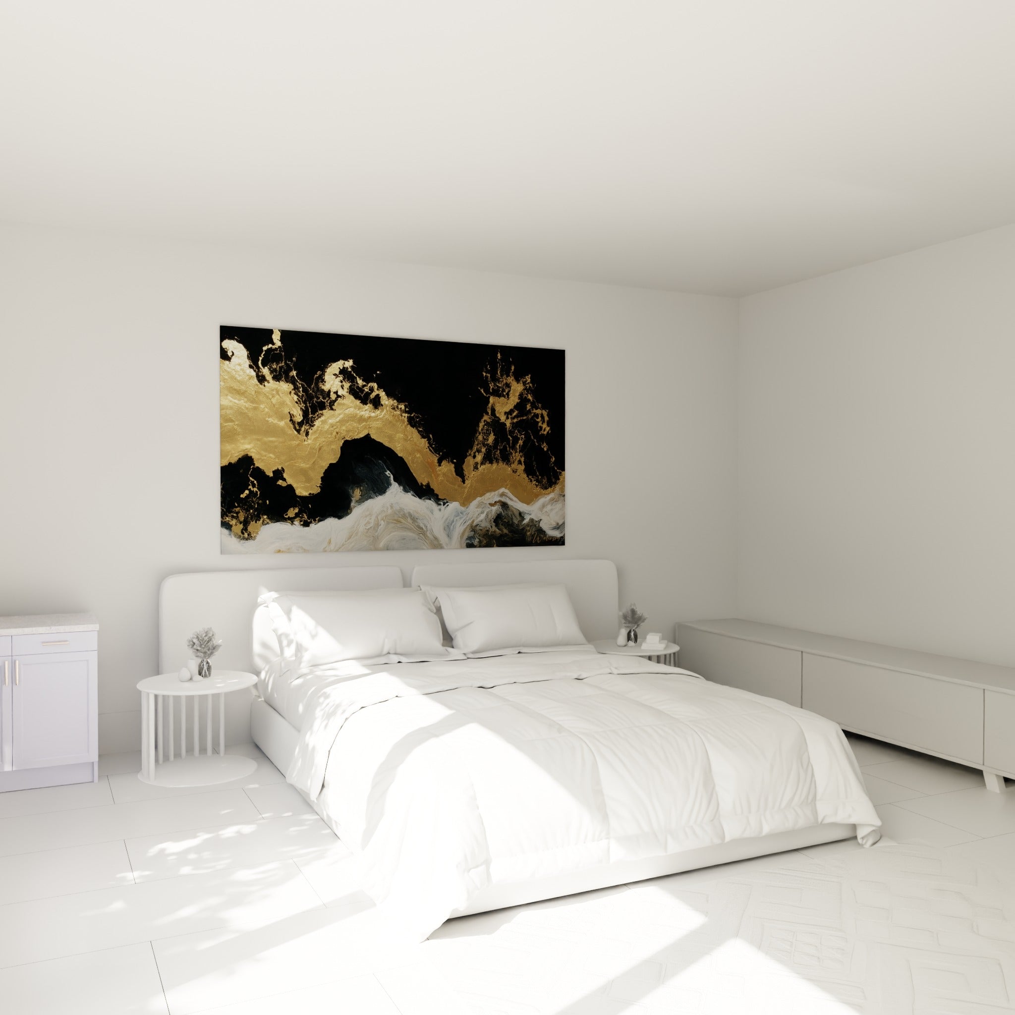Coulures dorées et noires en mouvement fluide, accrochées au-dessus d'un lit dans une chambre claire