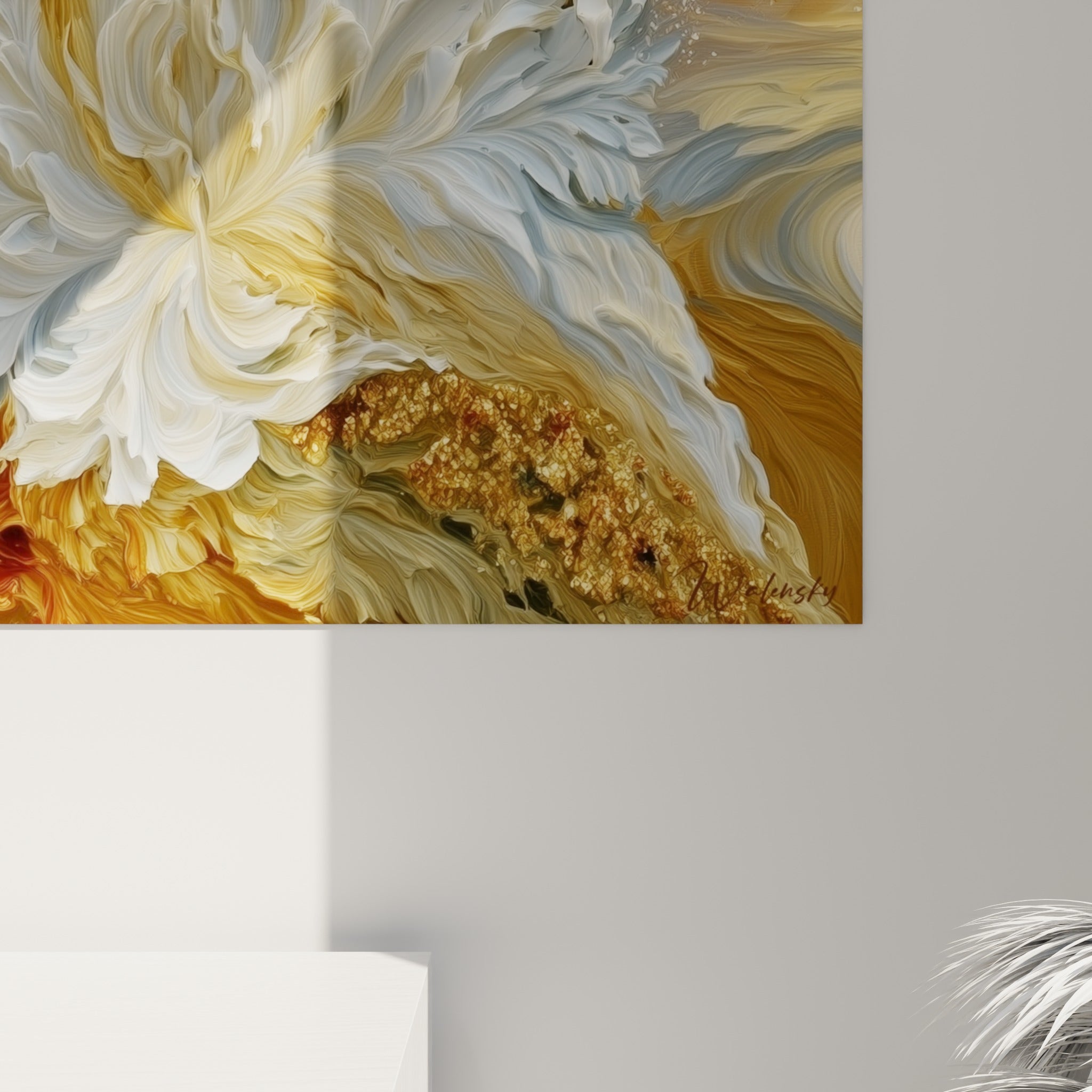 Empâtements épais de blanc et de doré, textures de peinture qui se mêlent en gros plan sur la toile