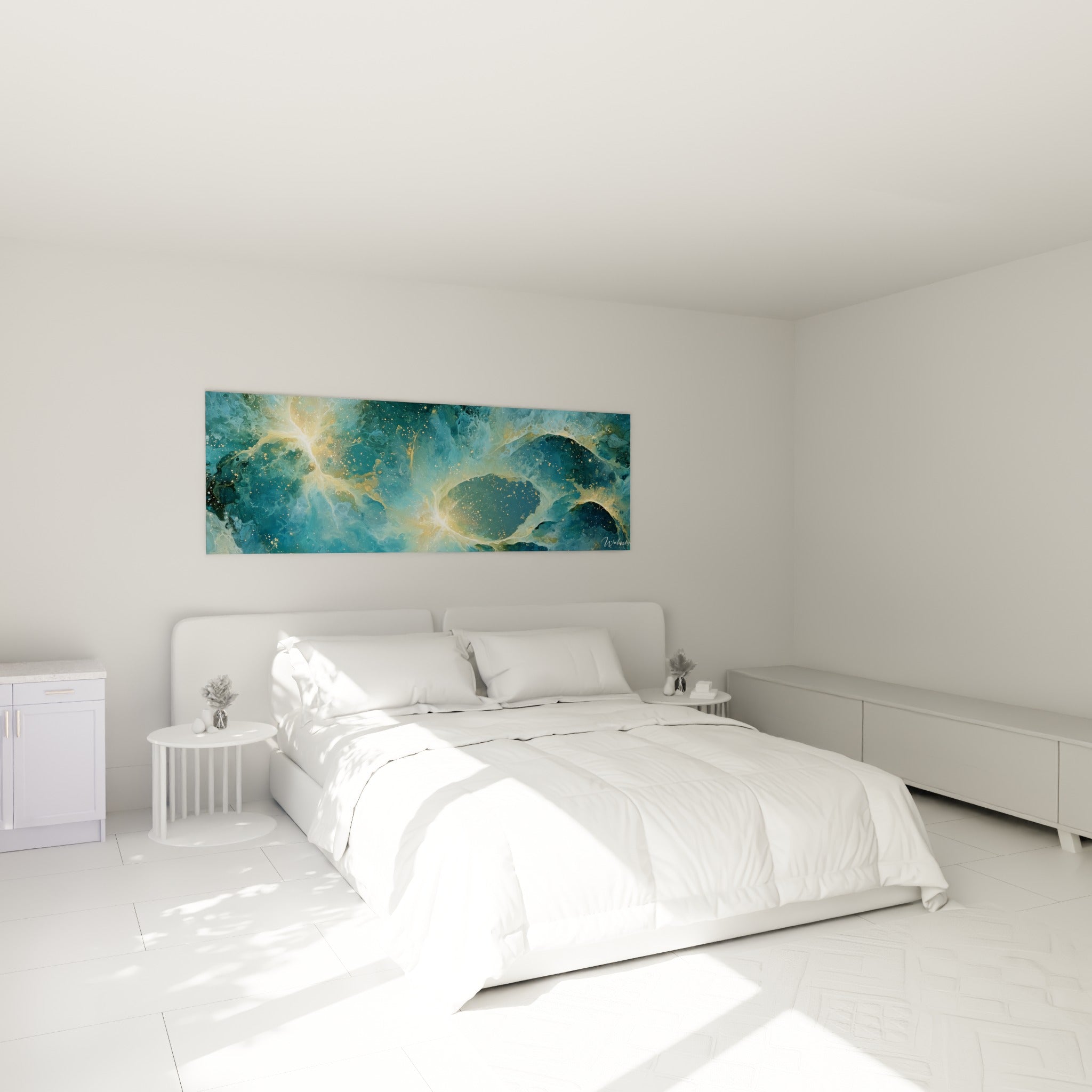 Explosion cosmique bleu marine et dorée déployée au-dessus d'un lit dans une chambre claire