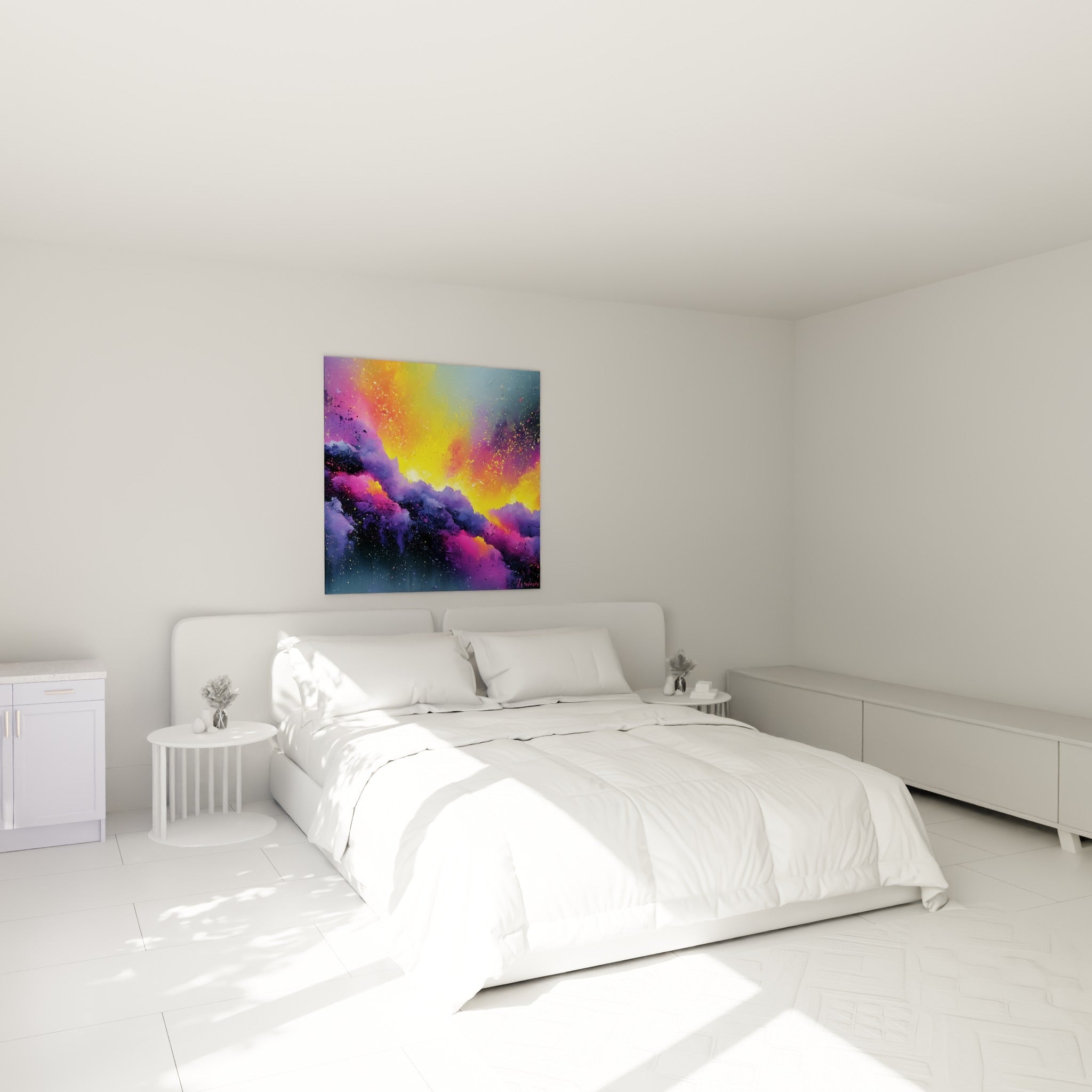 Nuages cosmiques violets et jaune doré illuminant l'espace, accroché au-dessus d'un lit dans une chambre claire