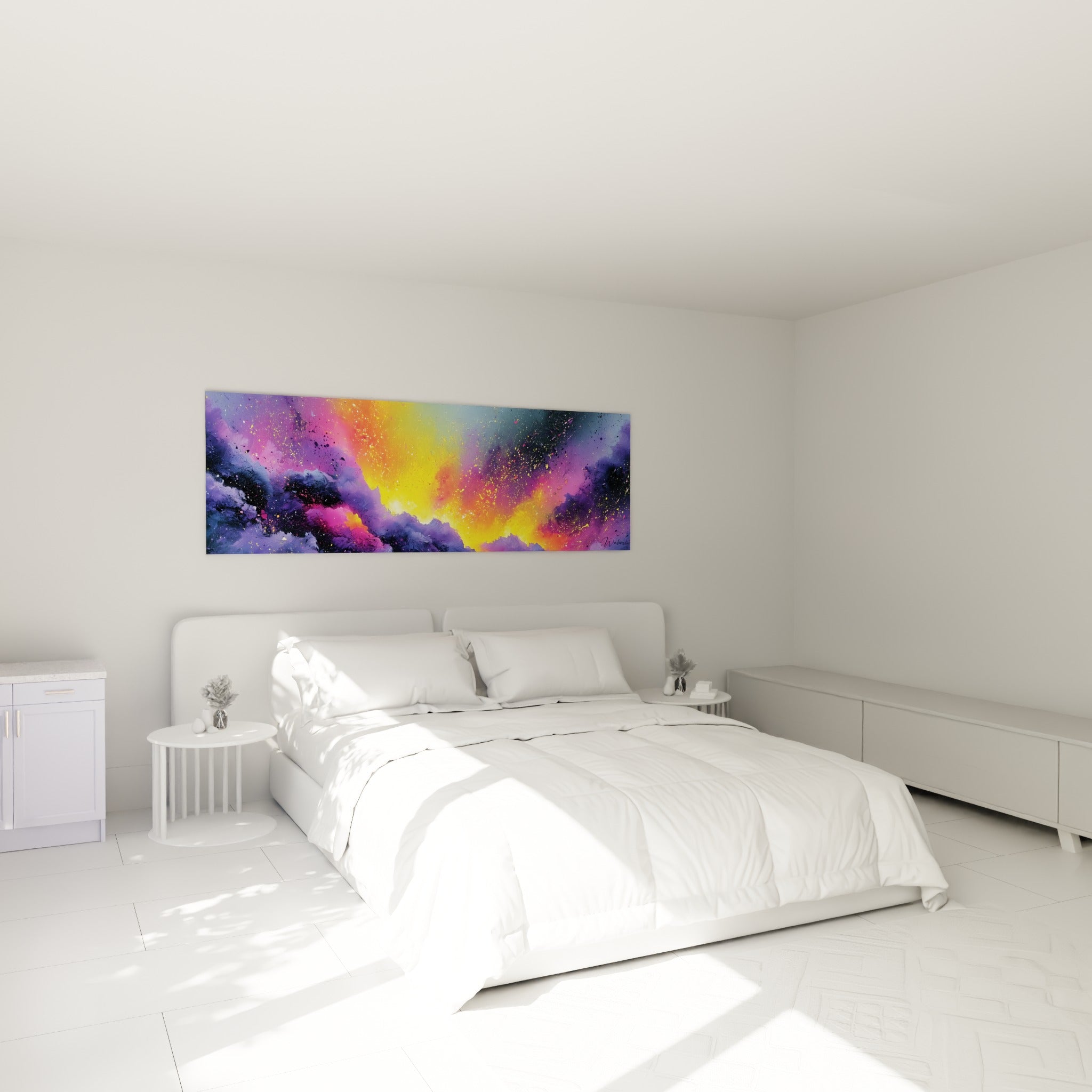 Explosion violette et dorée d'une nébuleuse abstraite, accrochée au-dessus d'un lit dans une chambre claire