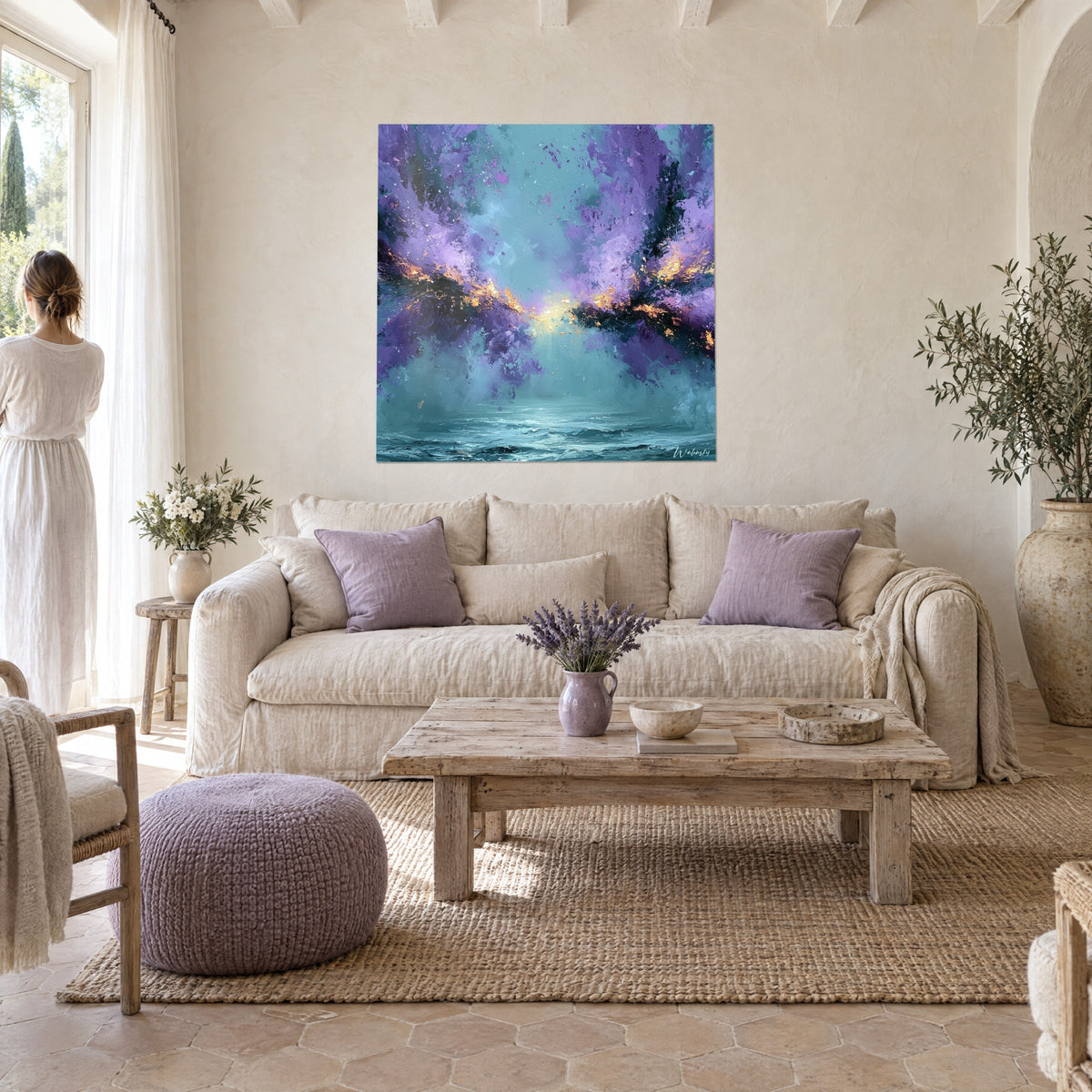 Quadro nebulosa in esplosione di viola lilla e turchese, riflessi dorati al centro, sopra un divano in un soggiorno luminoso
