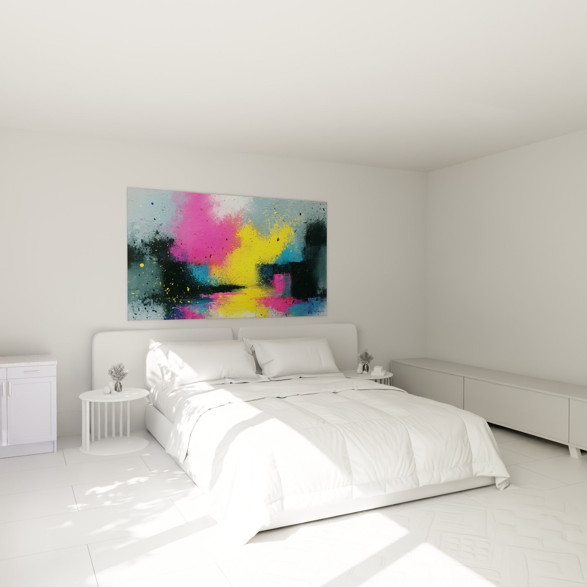 Projections magenta et jaunes sur fond gris, au-dessus d'un lit dans une chambre claire