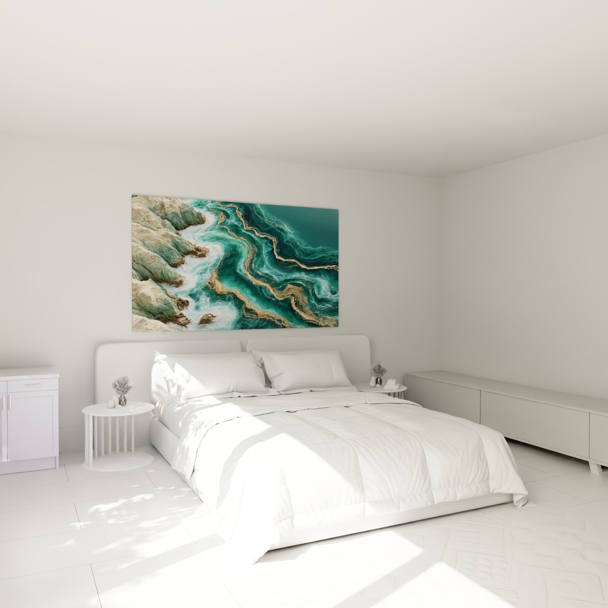 Rivage turquoise et roche beige se déploient sur ce tableau, accroché au-dessus d'un lit dans une chambre claire