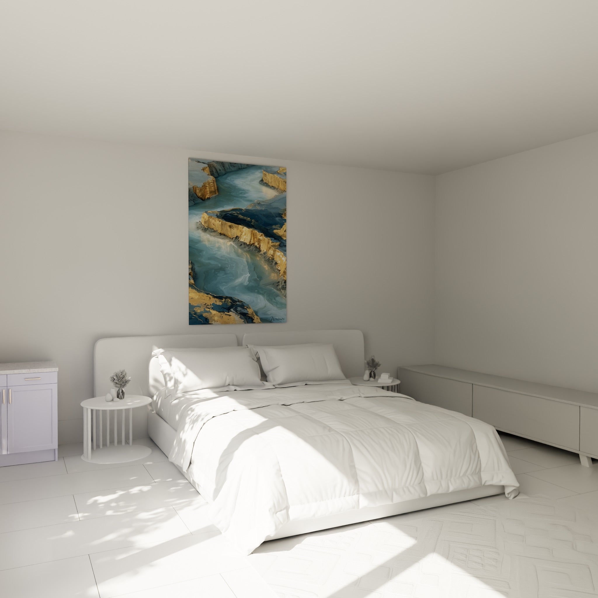 Falaises dorées et eau bleu marine de cette œuvre artistique abstrait au-dessus d'un lit dans une chambre claire