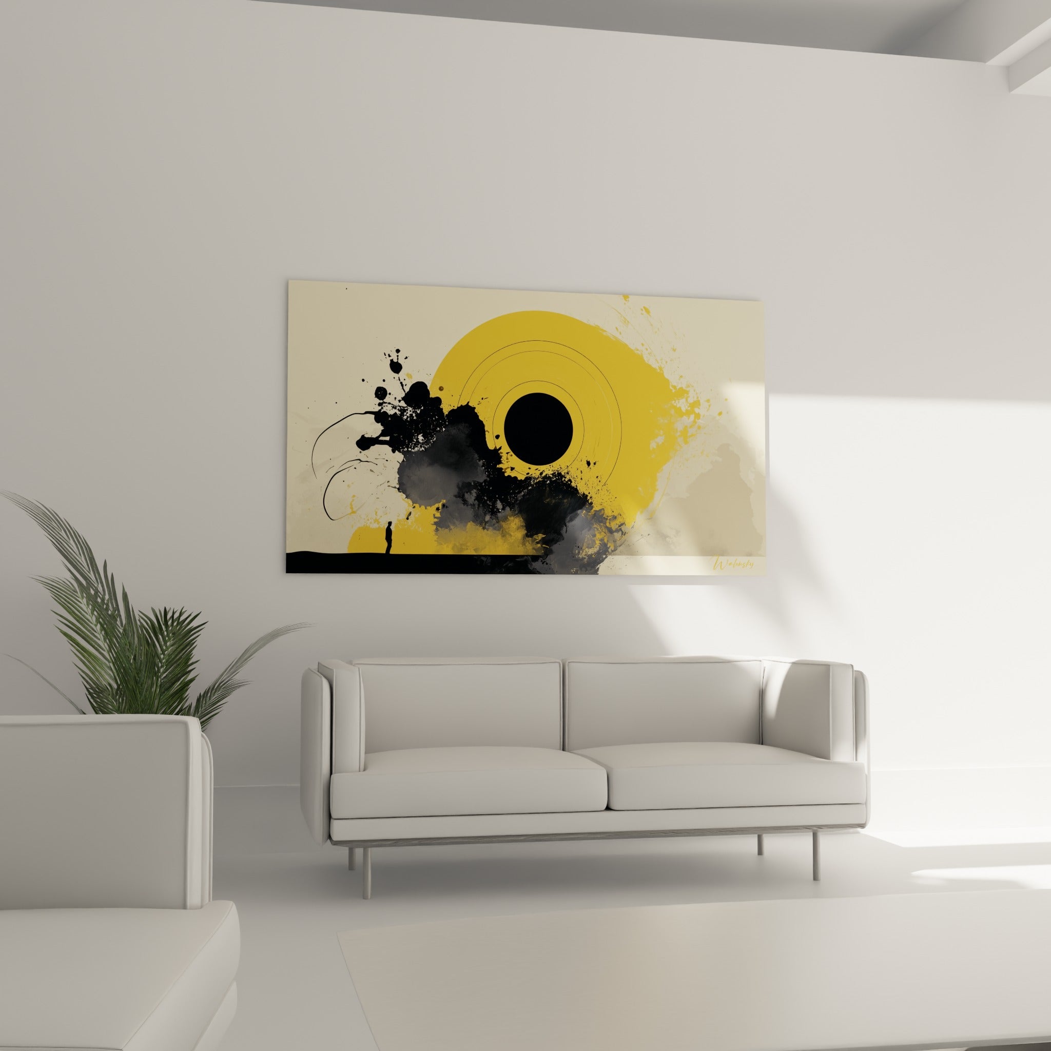 Figure solitaire sous un astre jaune éclaboussé, tableau placé au-dessus d'un canapé dans un salon lumineux