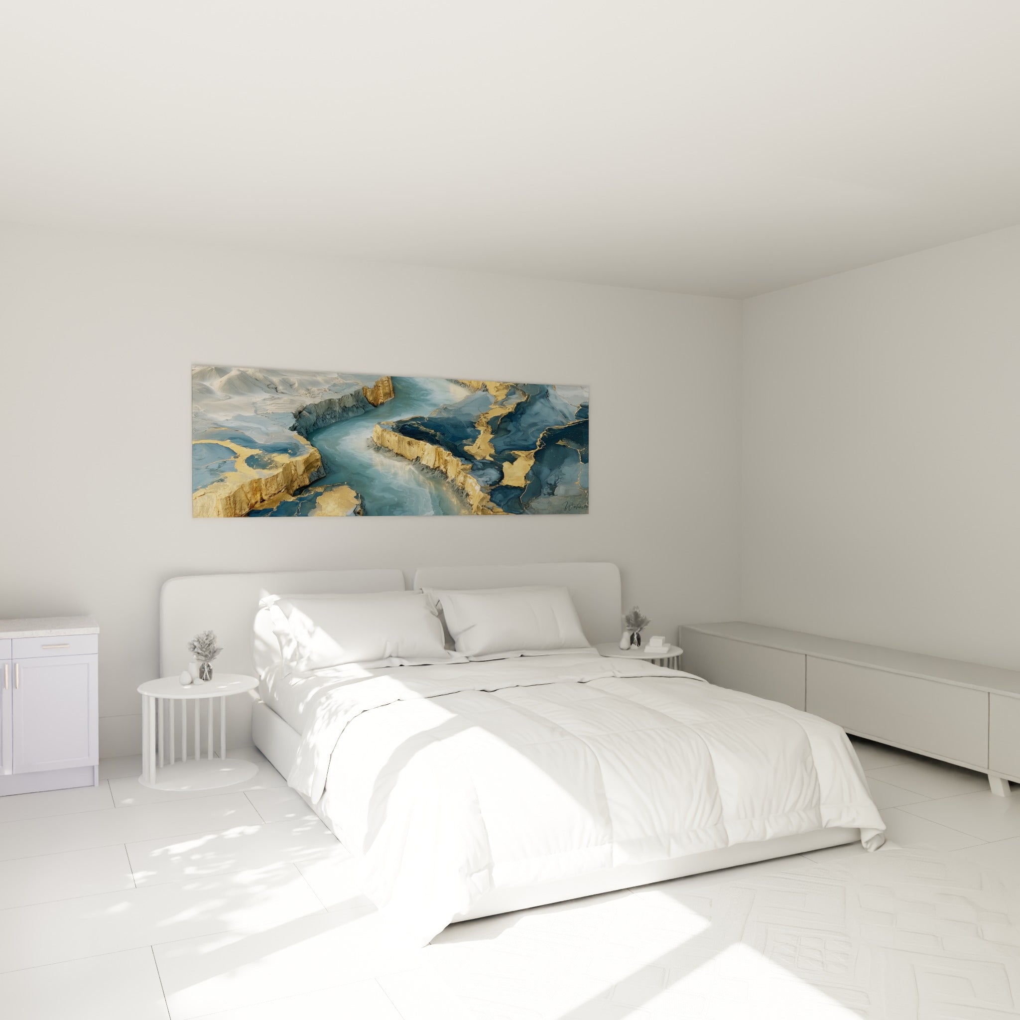 Falaises dorées et fleuve bleu profond au-dessus d'un lit dans une chambre claire
