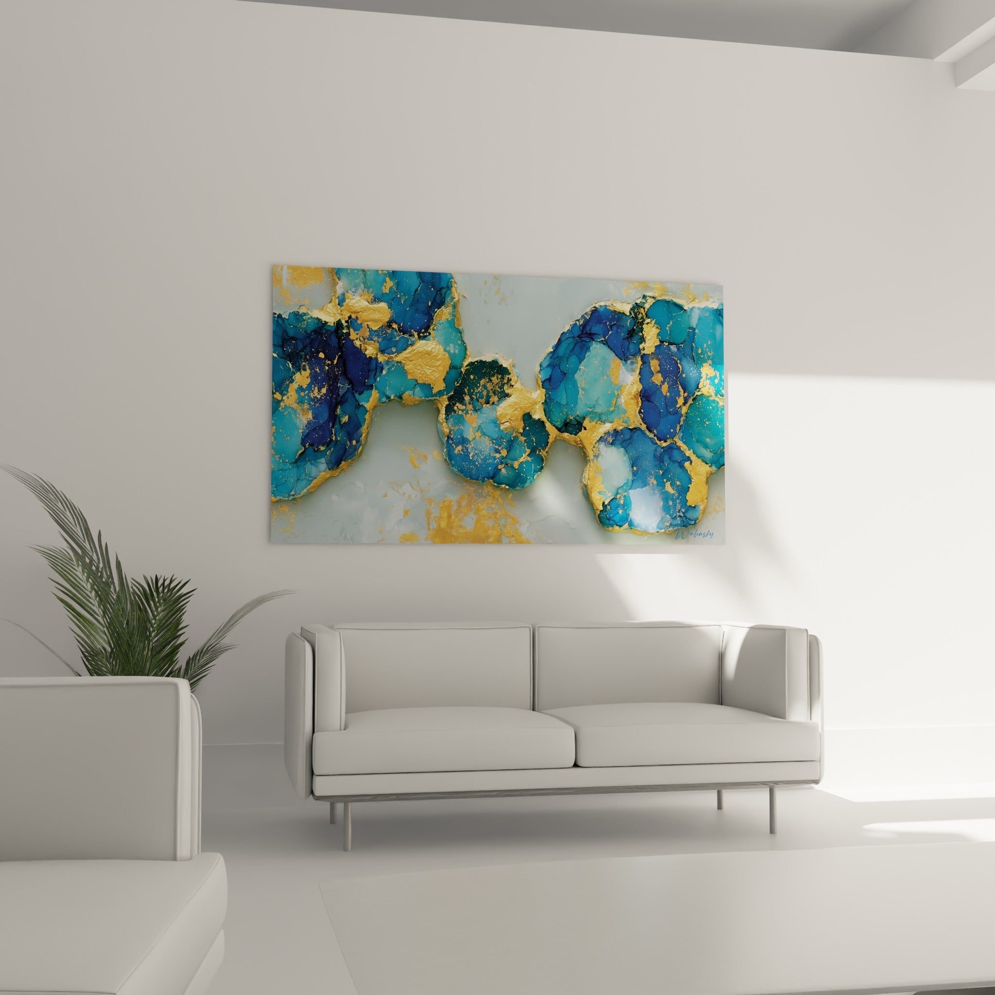 Vagues minérales bleu marine et éclats dorés en effet marbré, disposées au-dessus d'un canapé dans un salon lumineux