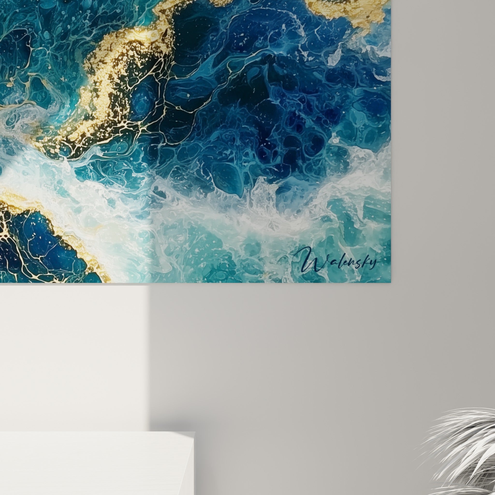 Grain de la peinture révélant les paillettes dorées incrustées dans les strates bleu marine et turquoise