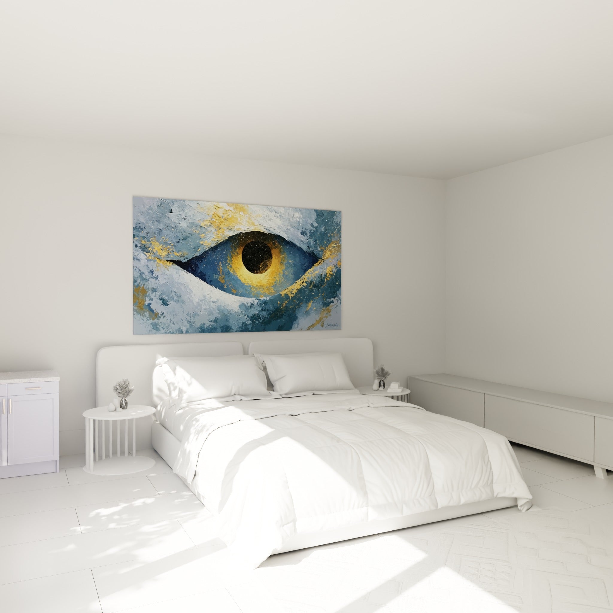 Iris doré cerclé de noir dans un œil bleu marine accroché au-dessus d'un lit dans une chambre claire