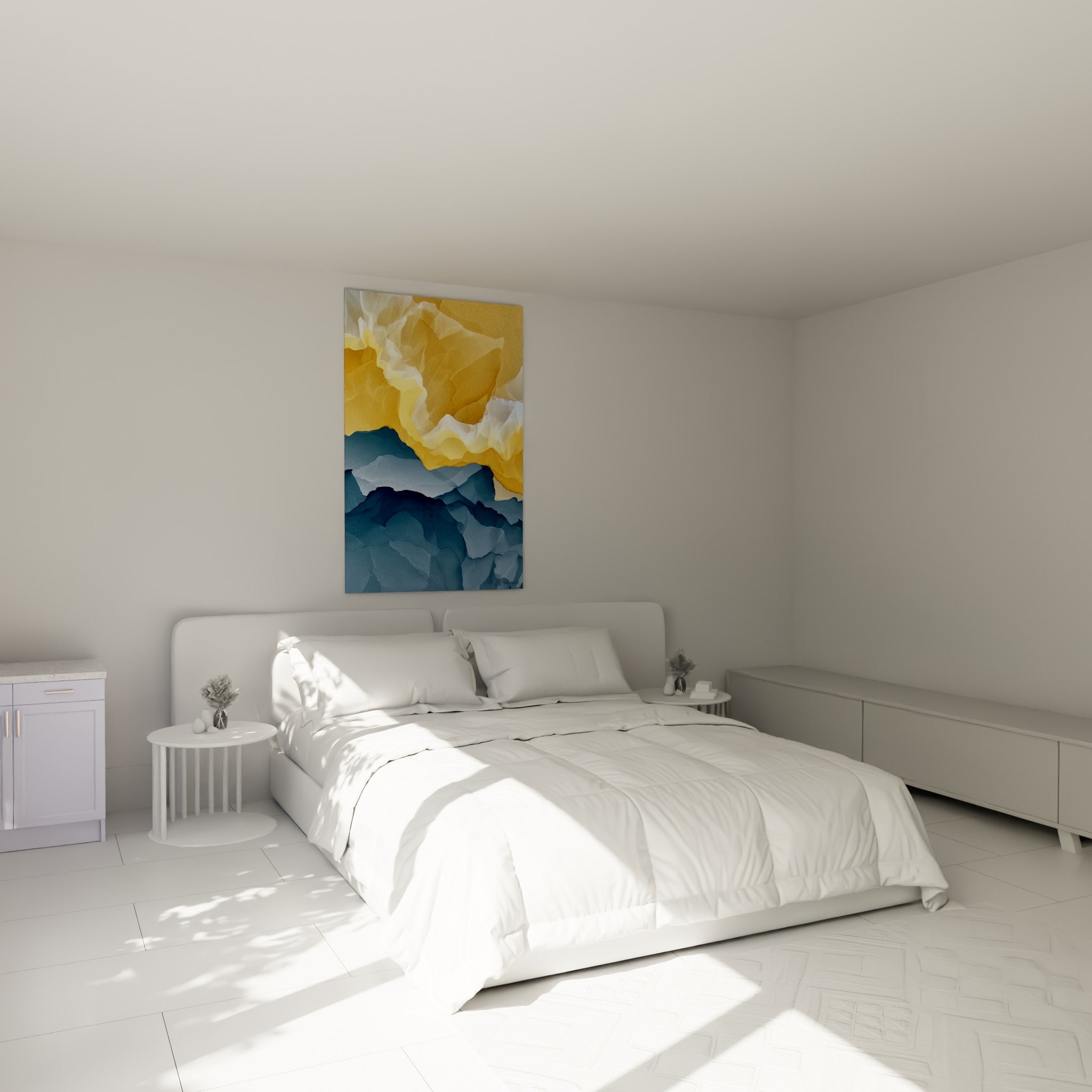 Vagues dorées et bleu marine d'un tableau abstrait accrochées au-dessus d'un lit dans une chambre claire