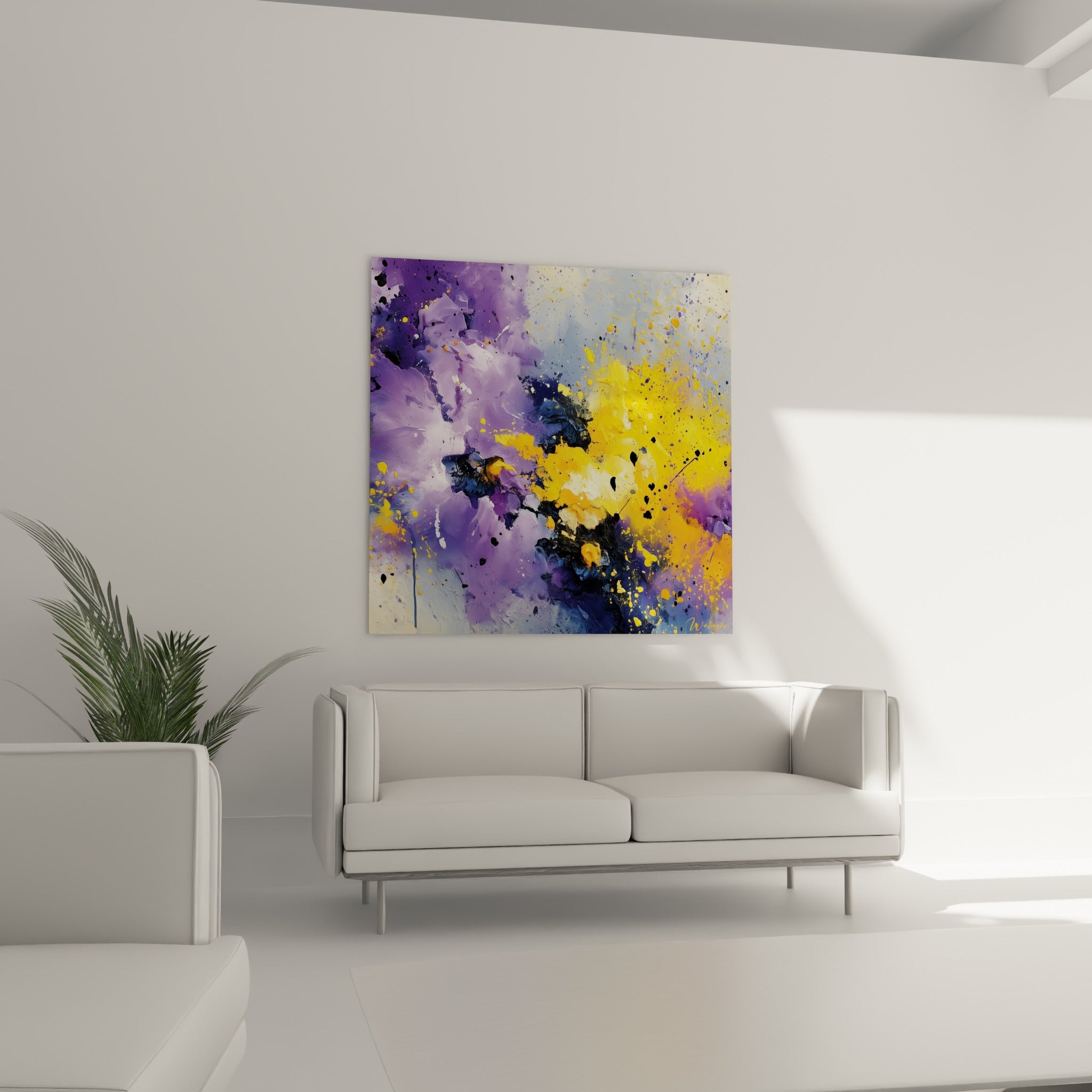 Composition abstraite jaune et violette aux touches anthracite au-dessus d'un canapé dans un salon lumineux
