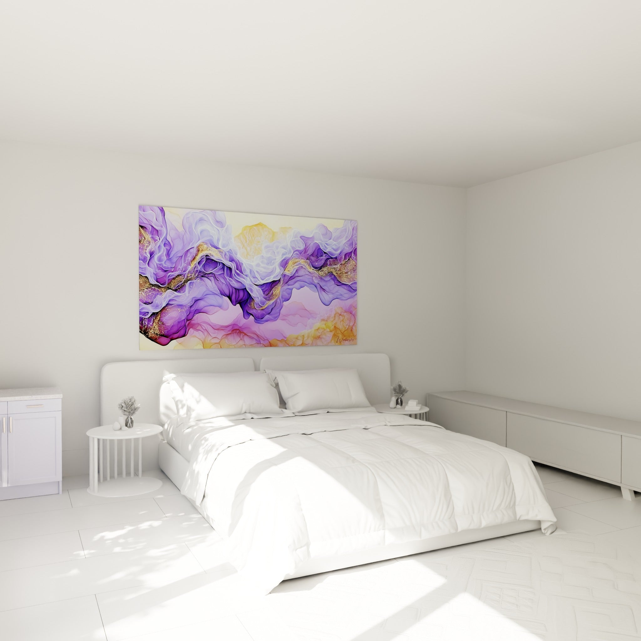Vagues violettes et filaments dorés déployés au-dessus d'un lit dans une chambre claire