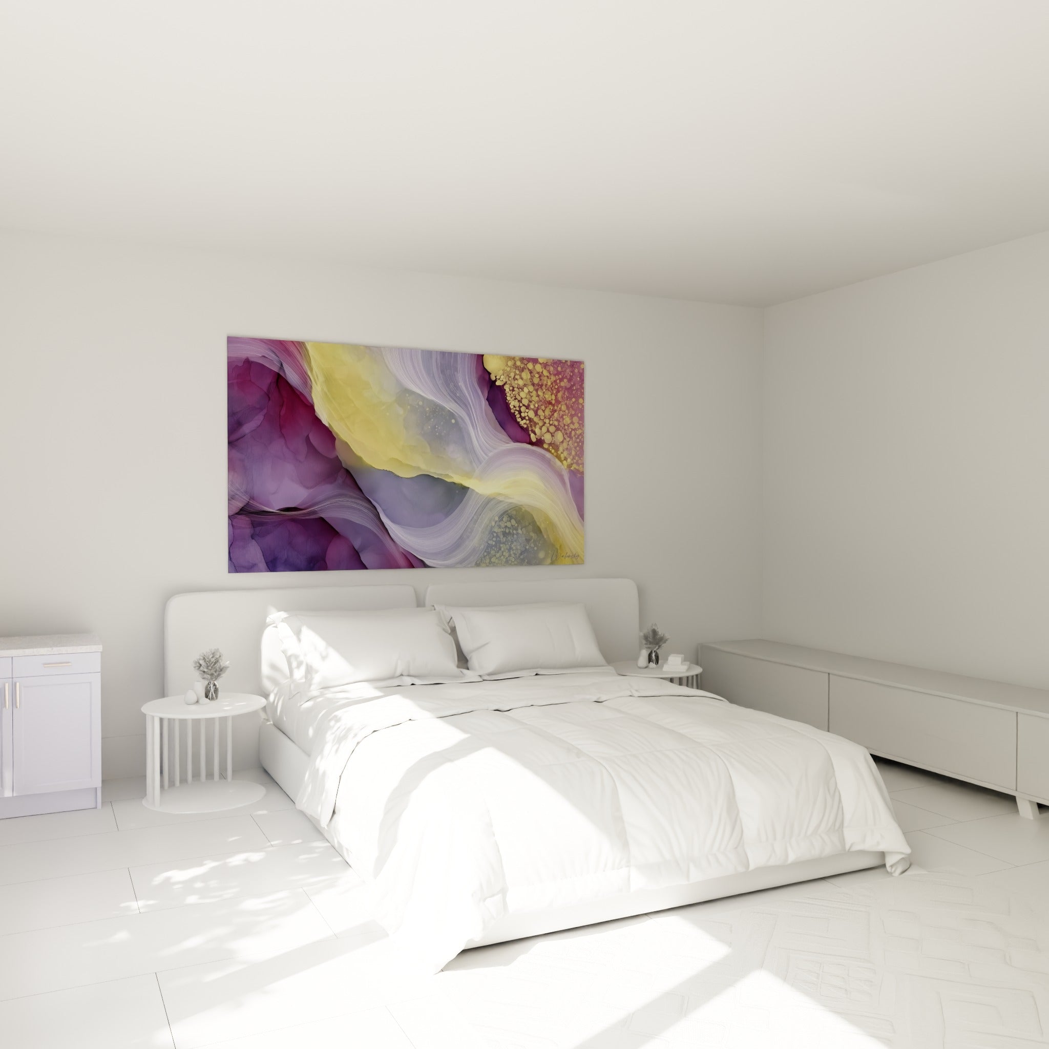 Coulées violet aubergine et éclats dorés sinueux, accrochées au-dessus d'un lit dans une chambre claire